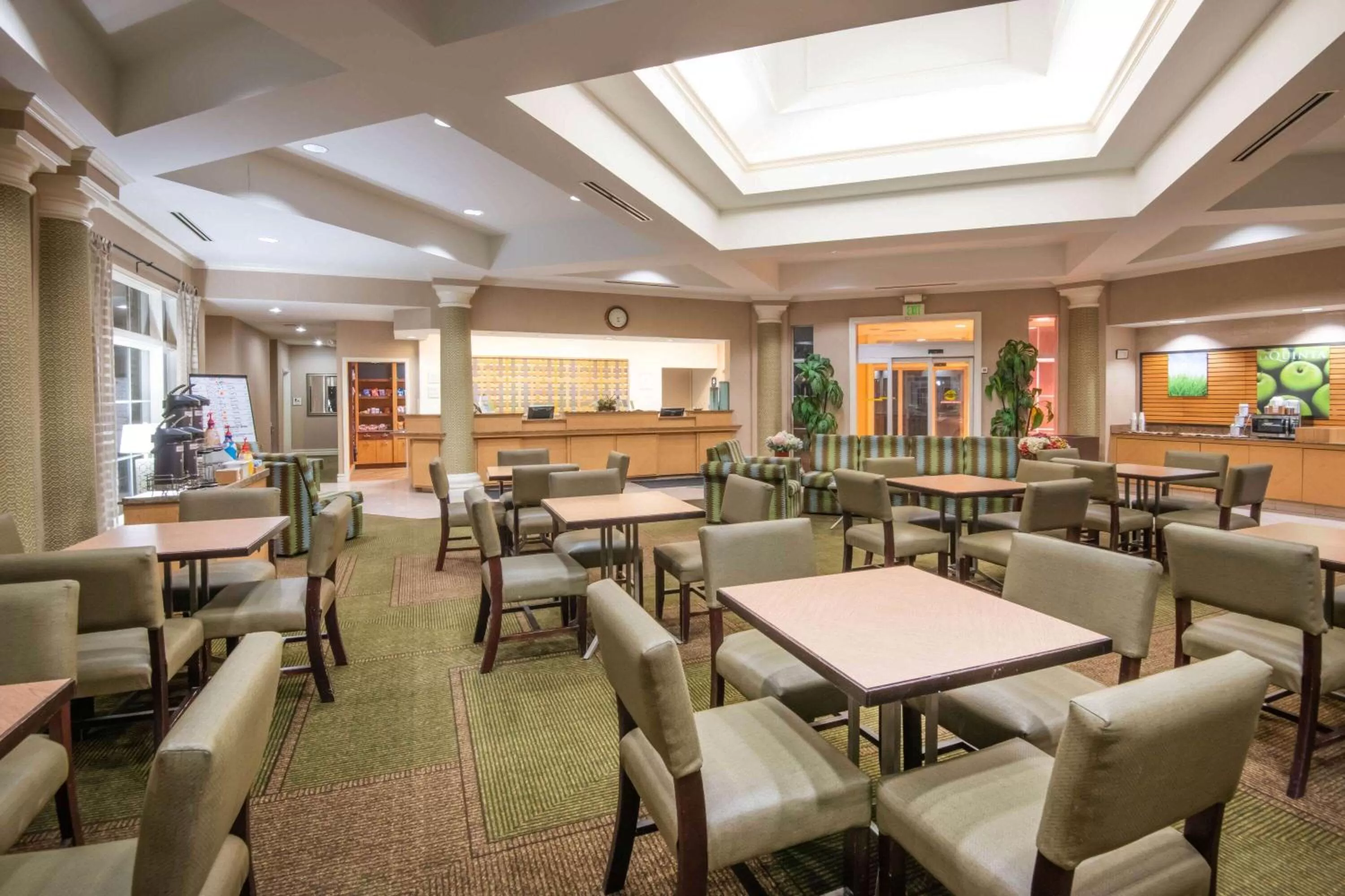 Lobby or reception in La Quinta by Wyndham Colorado Springs South Airport