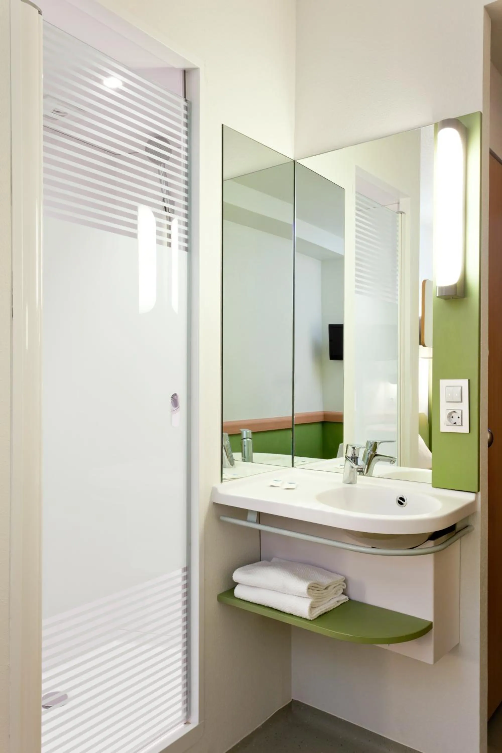 Shower in Ibis Budget Madrid Vallecas