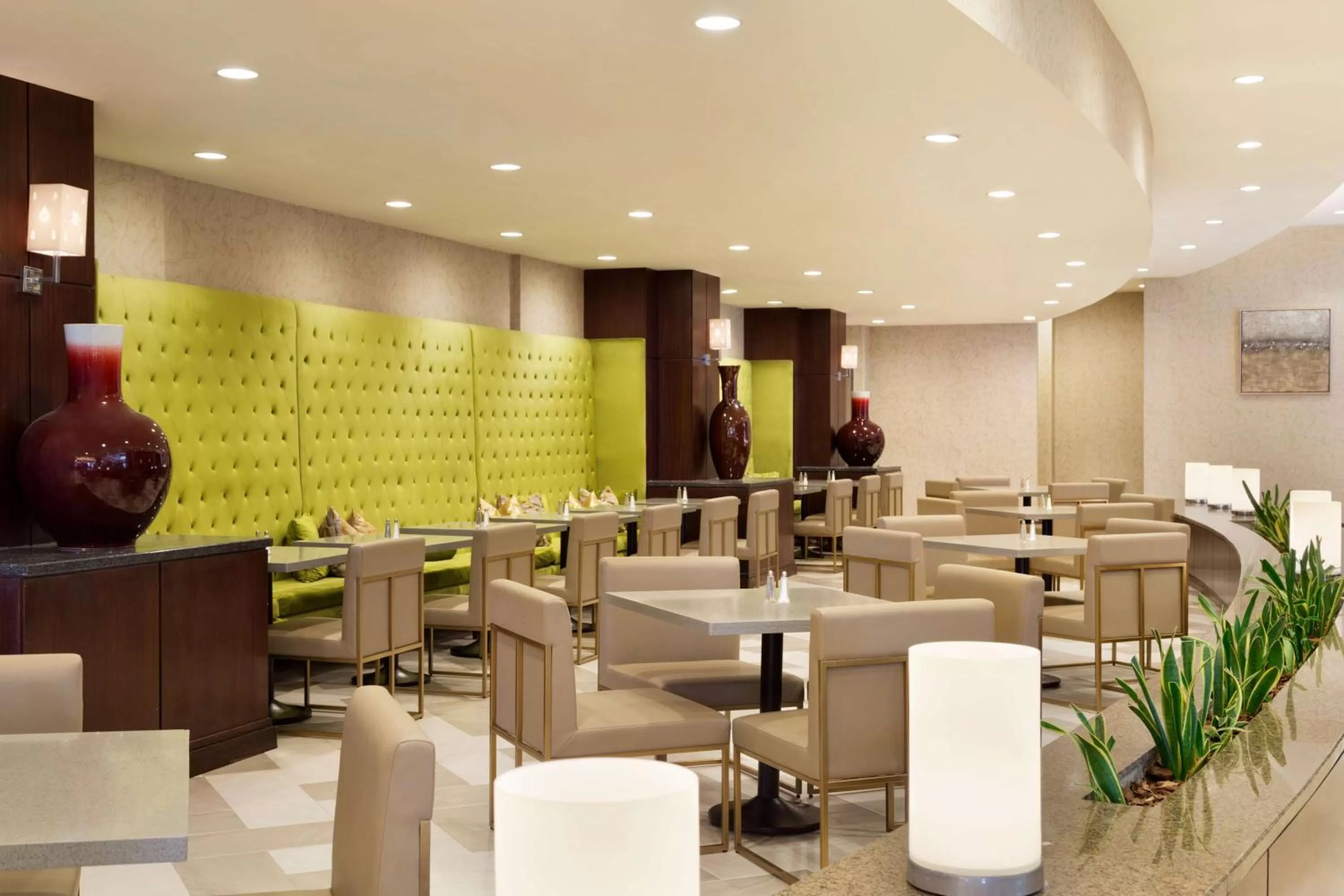 Dining area in Embassy Suites Los Angeles Glendale