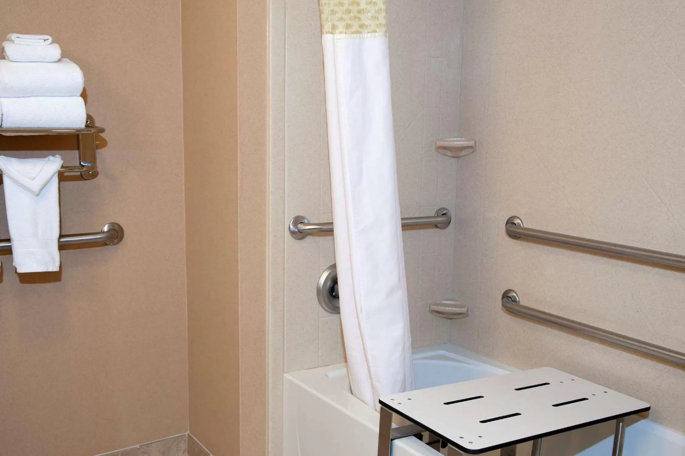 Bathroom in Hampton Inn & Suites Bloomington-Normal