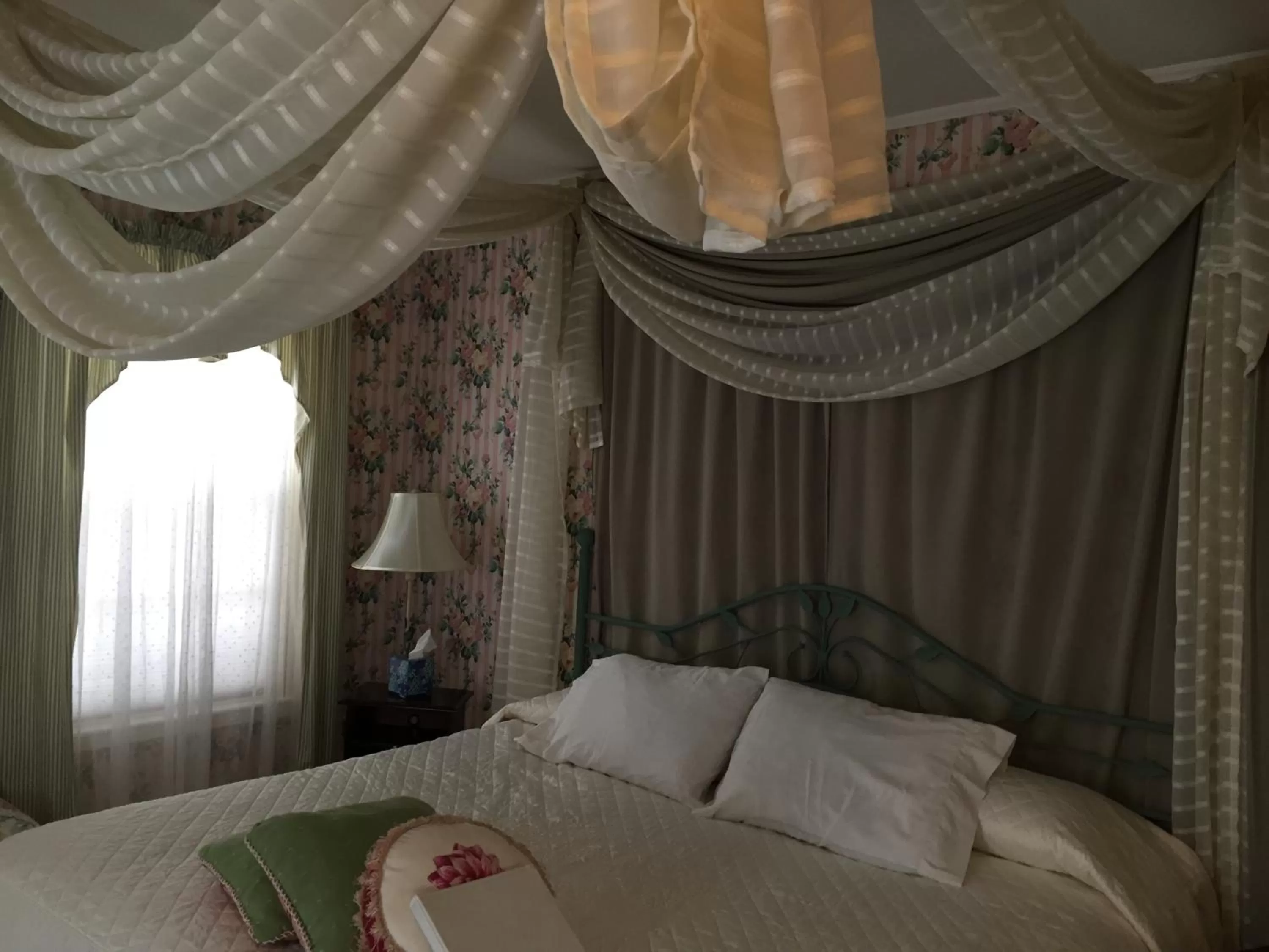 King Suite - single occupancy in Harborview Inn