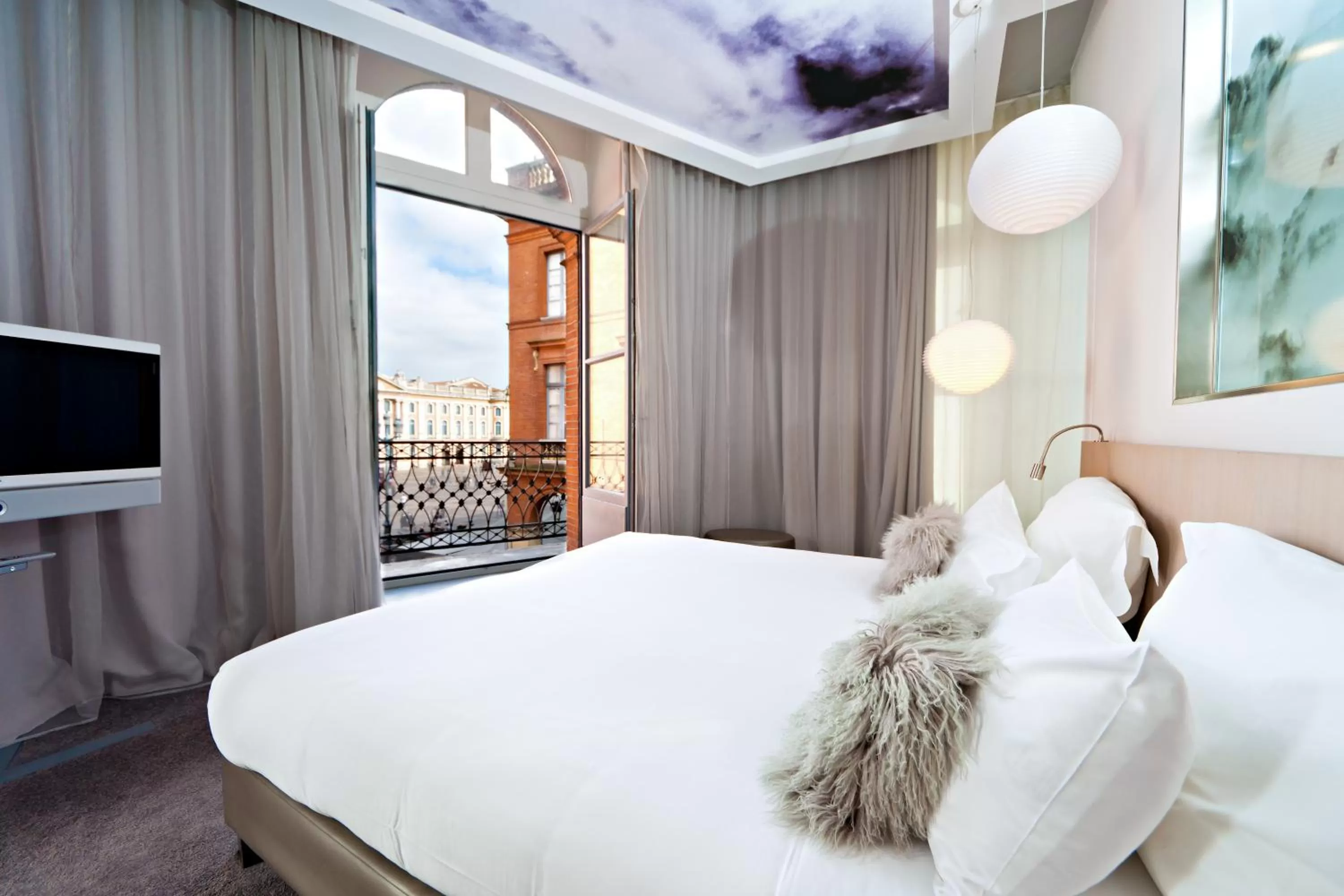 City view, Bed in Le Grand Balcon Hotel