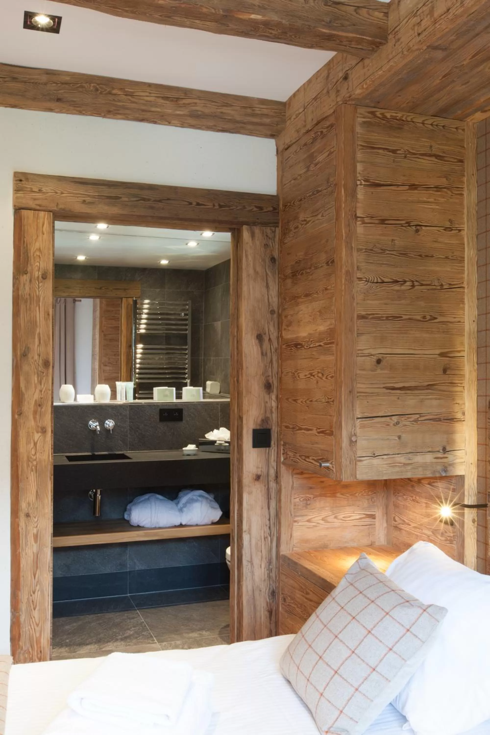 Decorative detail, Bed in Au Coin Du Feu