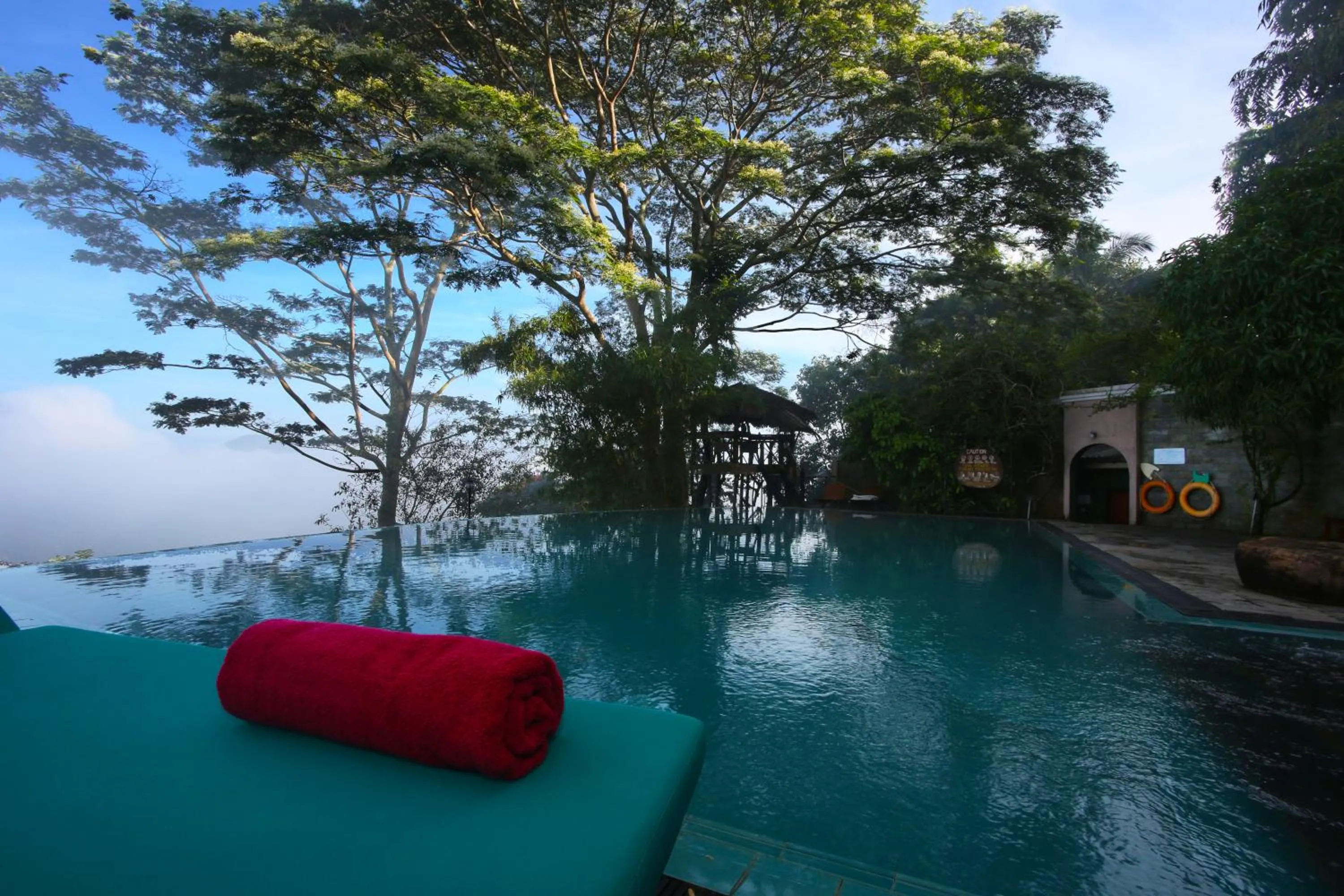 Swimming pool in Randholee Resort & Spa