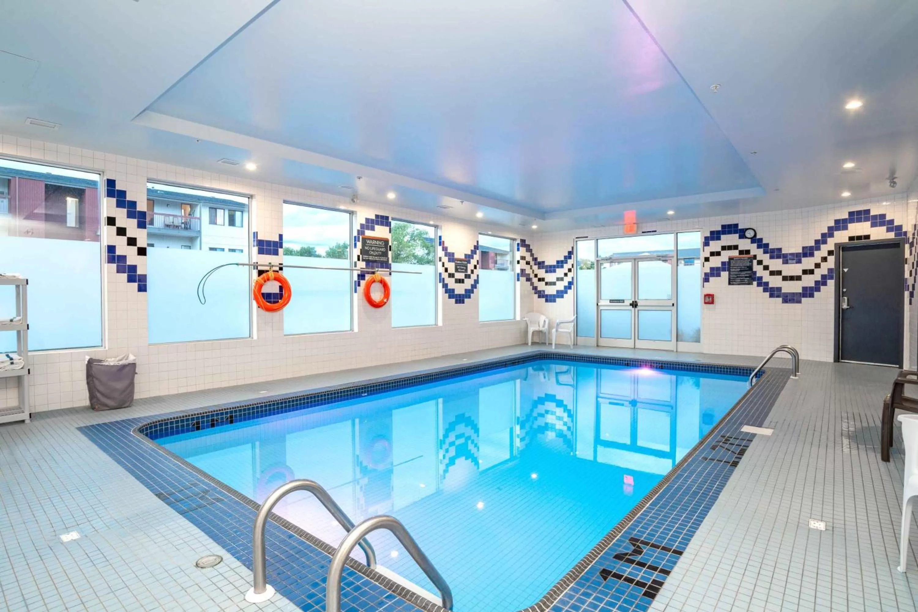 Swimming pool in Sandman Hotel & Suites Regina