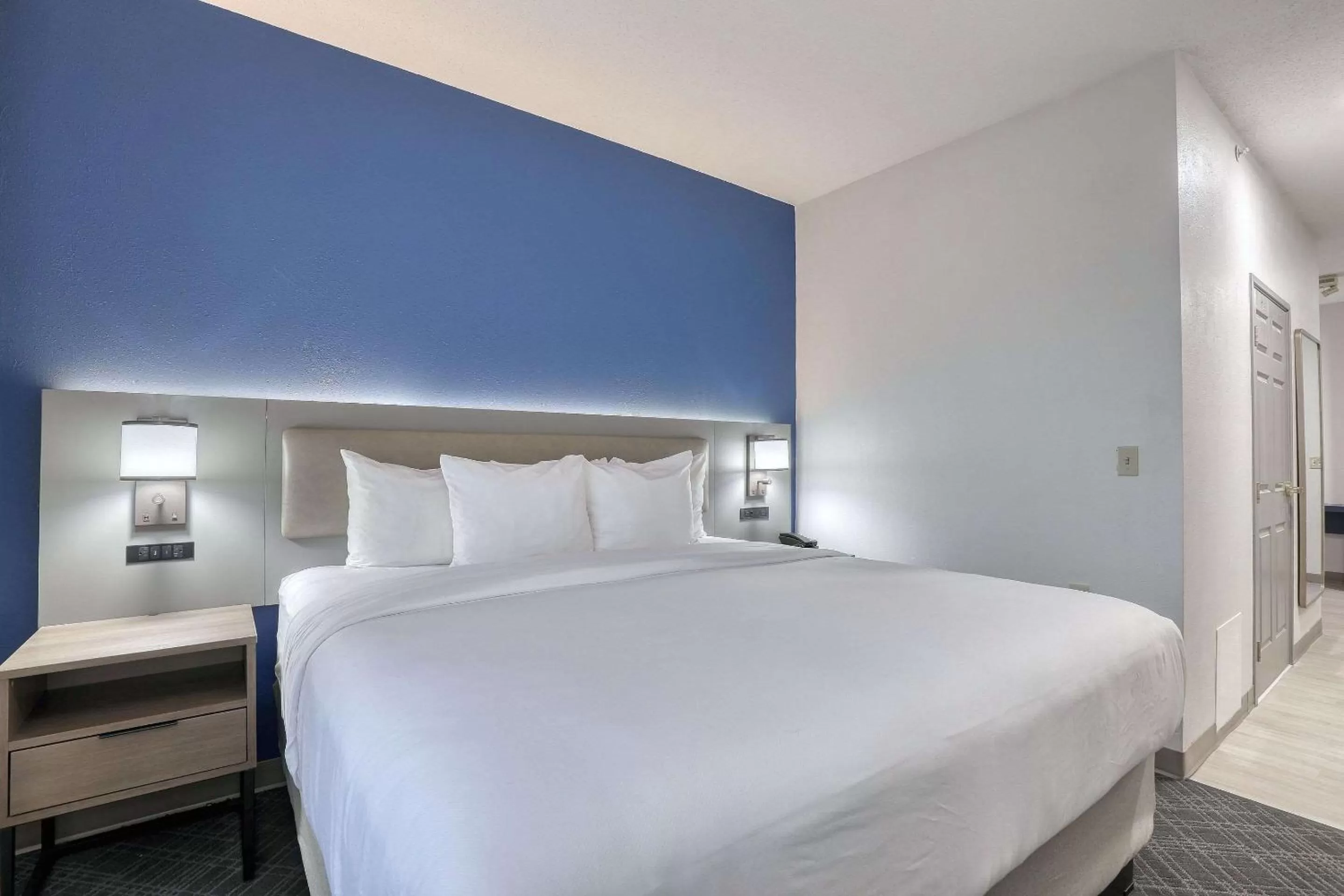 Bedroom, Bed in Comfort Suites Milwaukee Airport