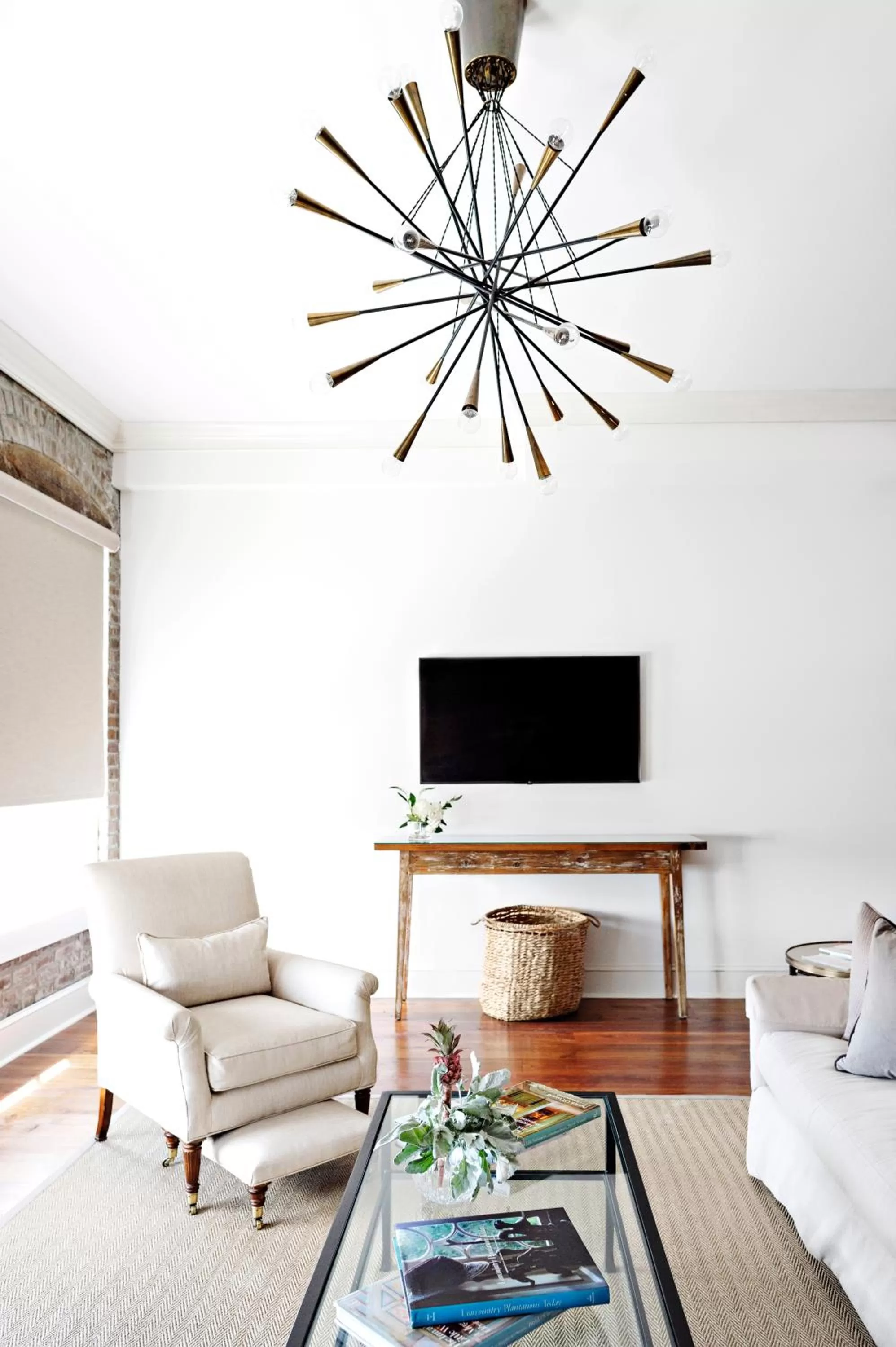 TV and multimedia in Planters Inn - Charleston