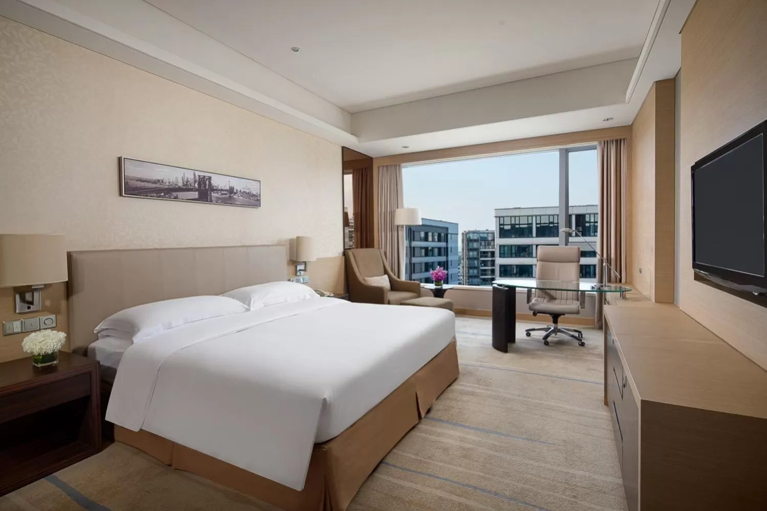Photo of the whole room, Bed in Crowne Plaza Guangzhou Huadu by IHG