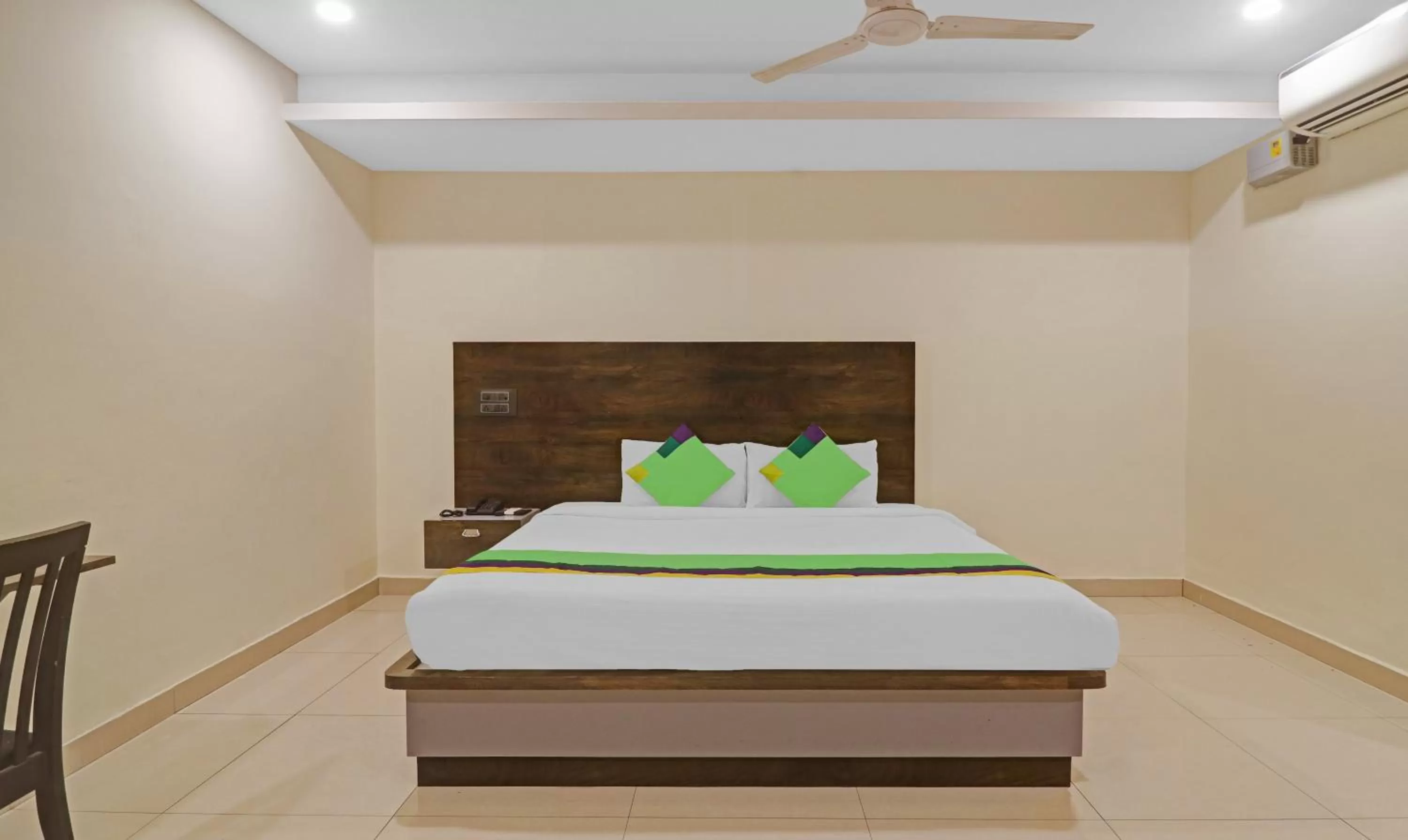 Bedroom, Bed in Treebo Tee