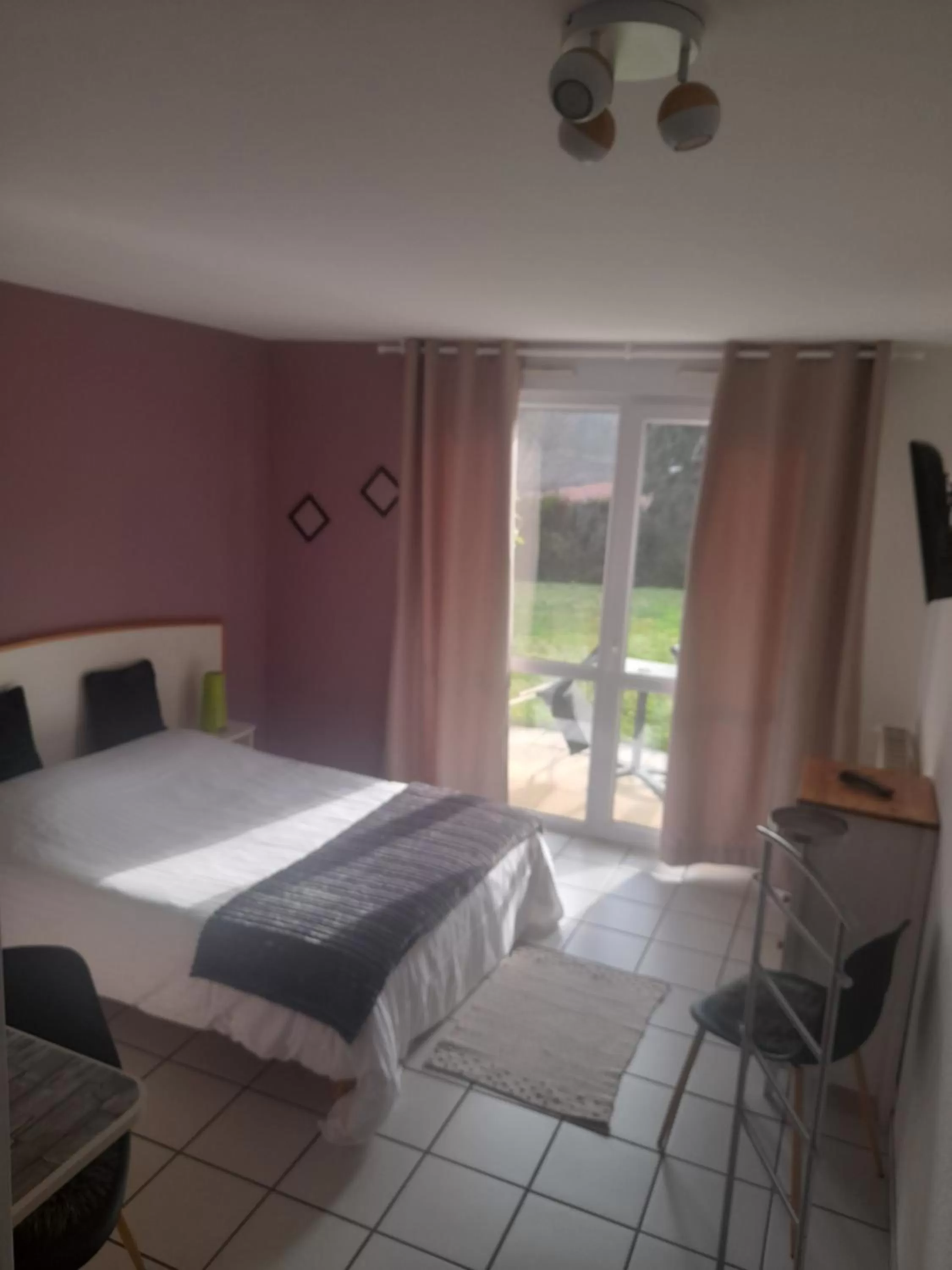 Bedroom, Bed in Hotel de l'Ile d'Amour