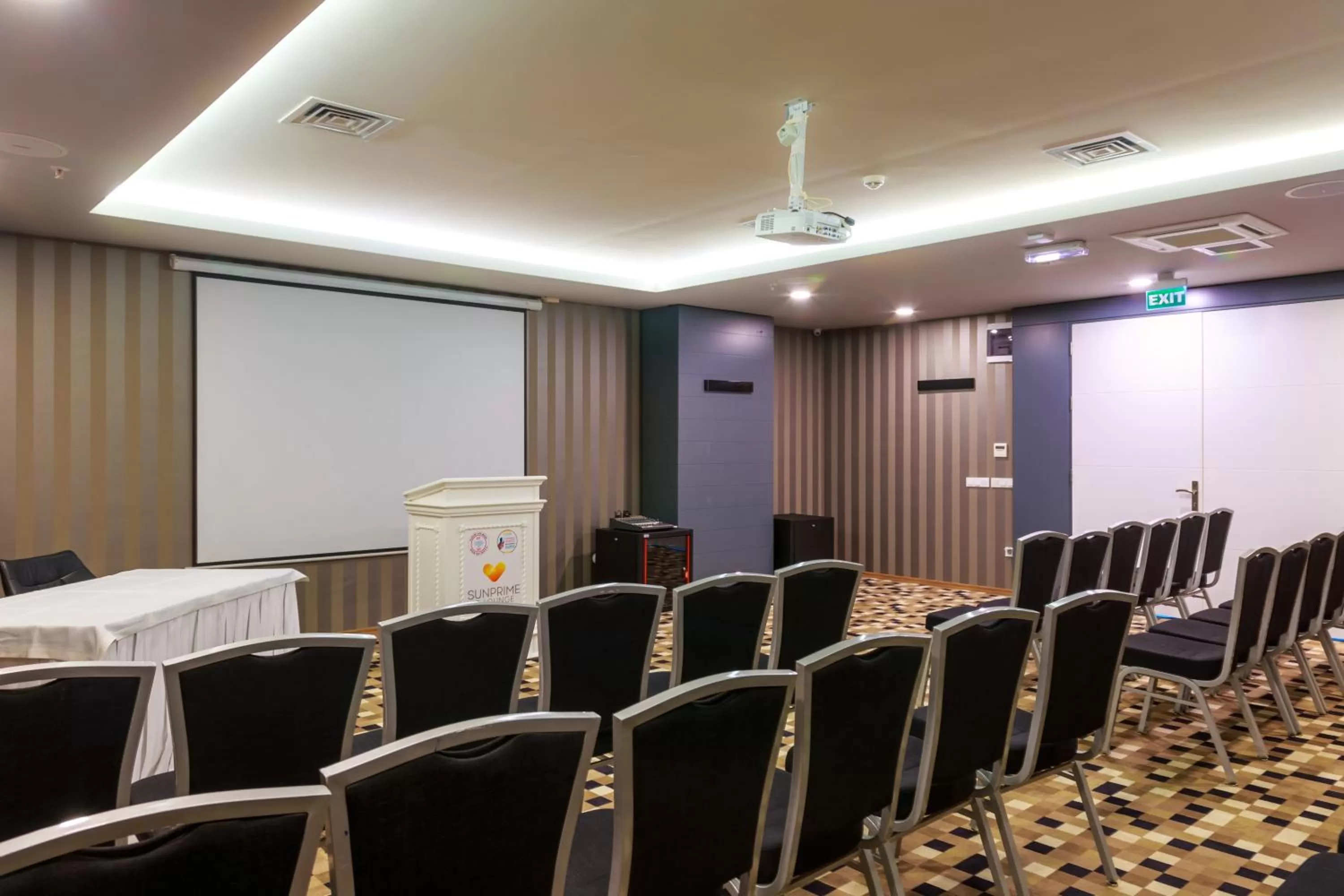 Business facilities in Sunprime C-Lounge - Adult Only