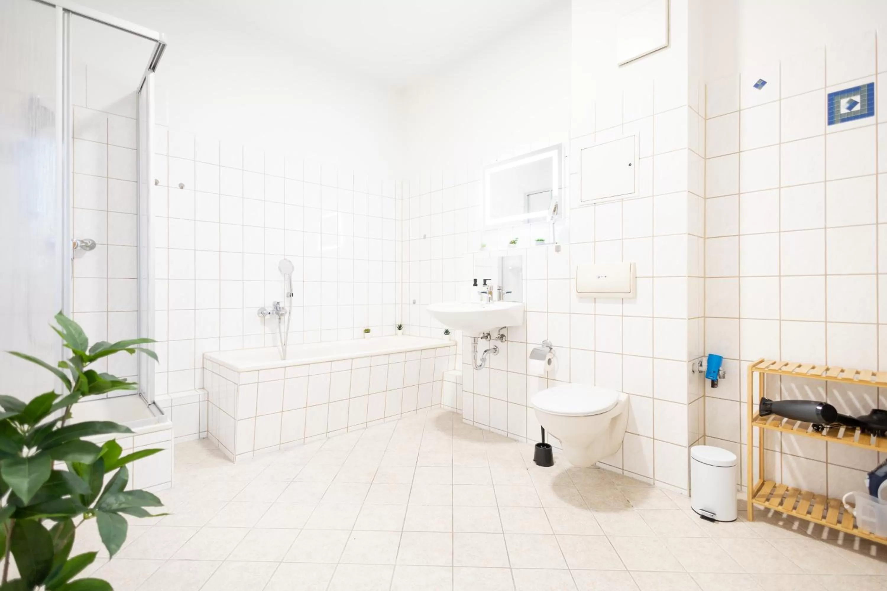 Shower in Apartments an der Oper - Innenstadt - Zentral - Küche - Wifi - Powered by Ko-Living