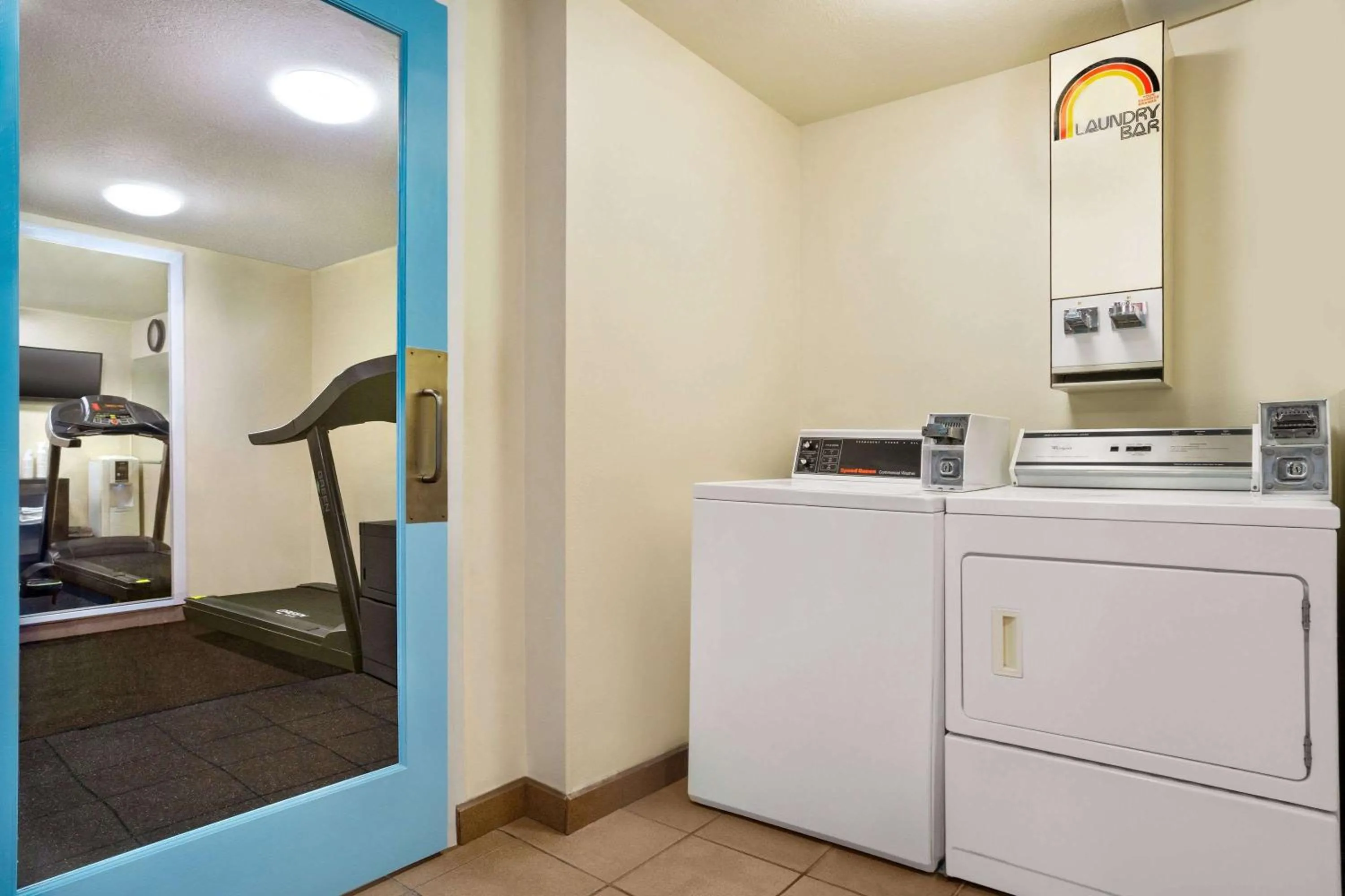 On site, Kitchen/Kitchenette in Baymont by Wyndham Florida City