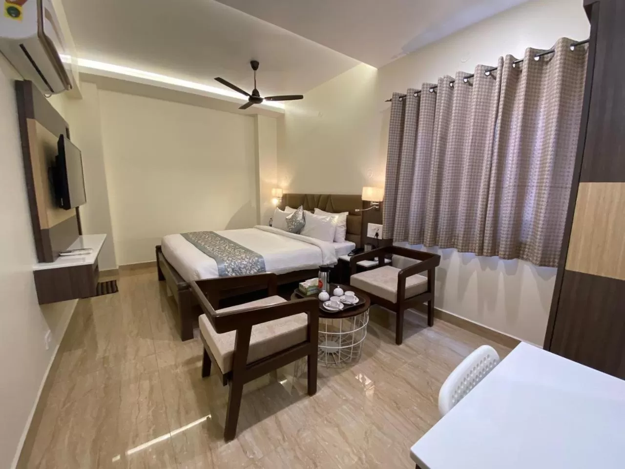 TV and multimedia, Bed in Le Shiv Executive Suite