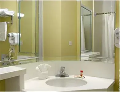 King Room with Mobility/Hearing Impaired Access - Non-Smoking in Super 8 by Wyndham Los Angeles Downtown King Room with Mobility/Hearing Impaired Access - Non-Smoking in Super 8 by Wyndham Los Angeles Downtown