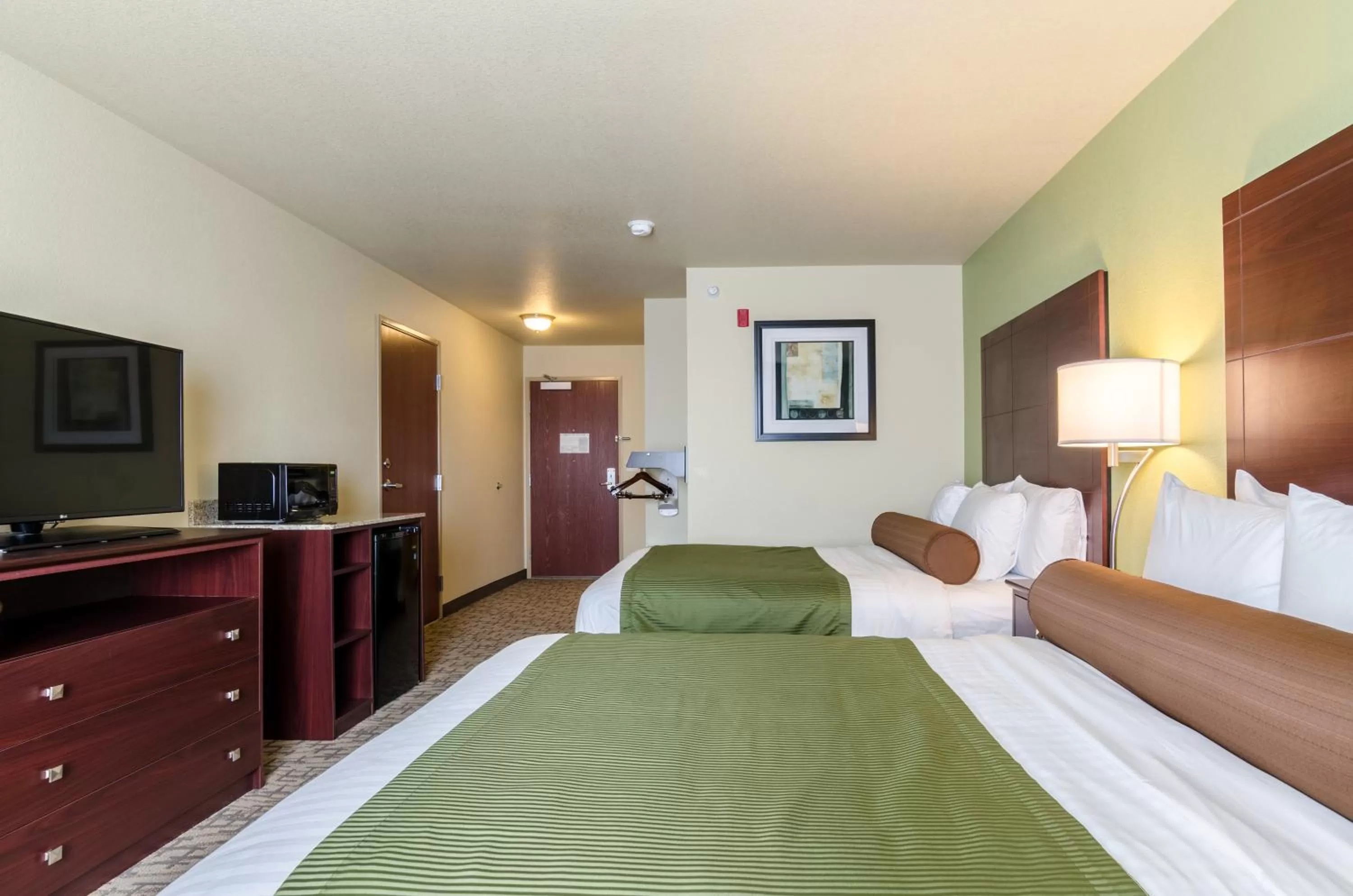 TV and multimedia, Bed in Cobblestone Hotel & Suites - Torrington