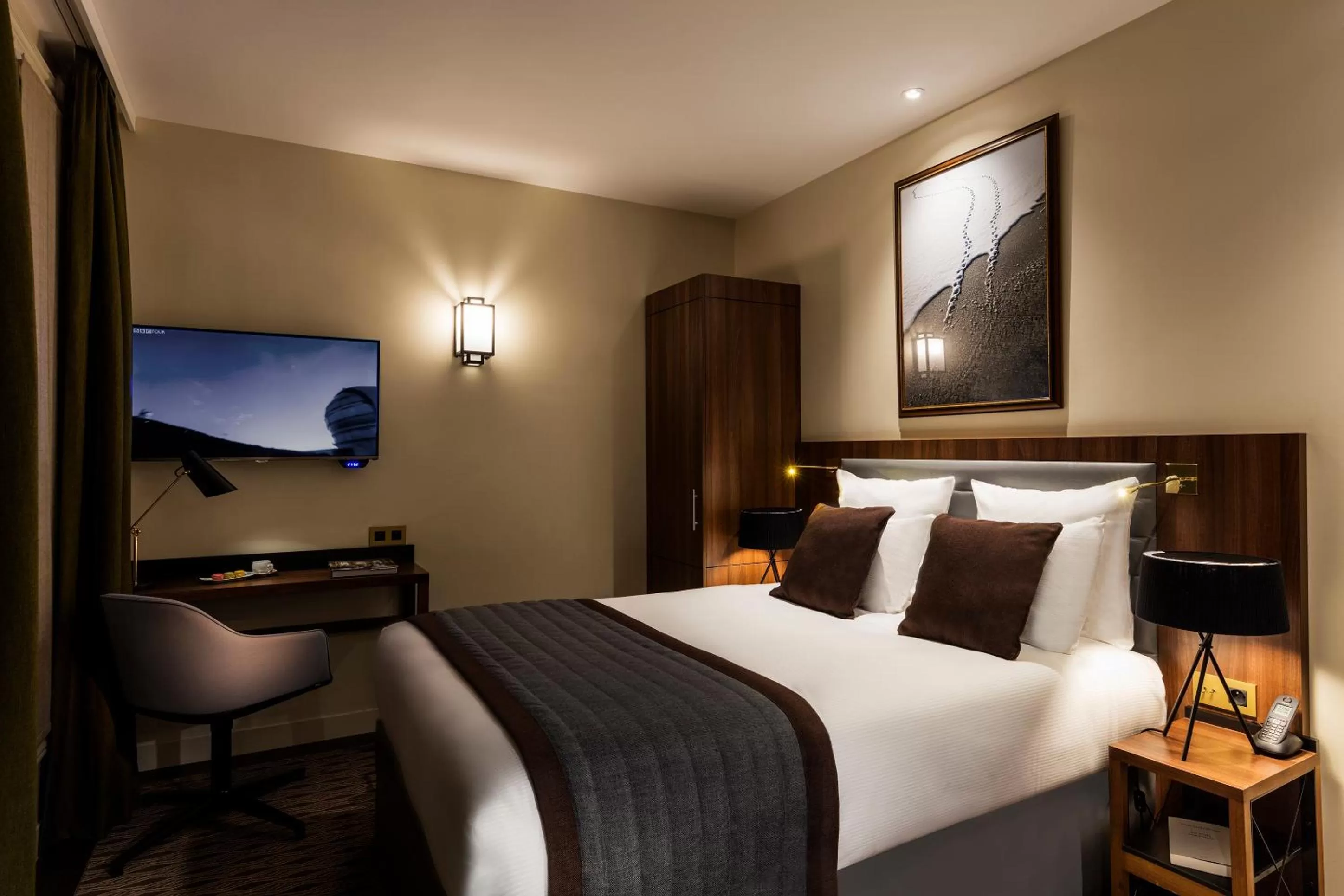 Bedroom, Bed in Hôtel Mayflower Opera