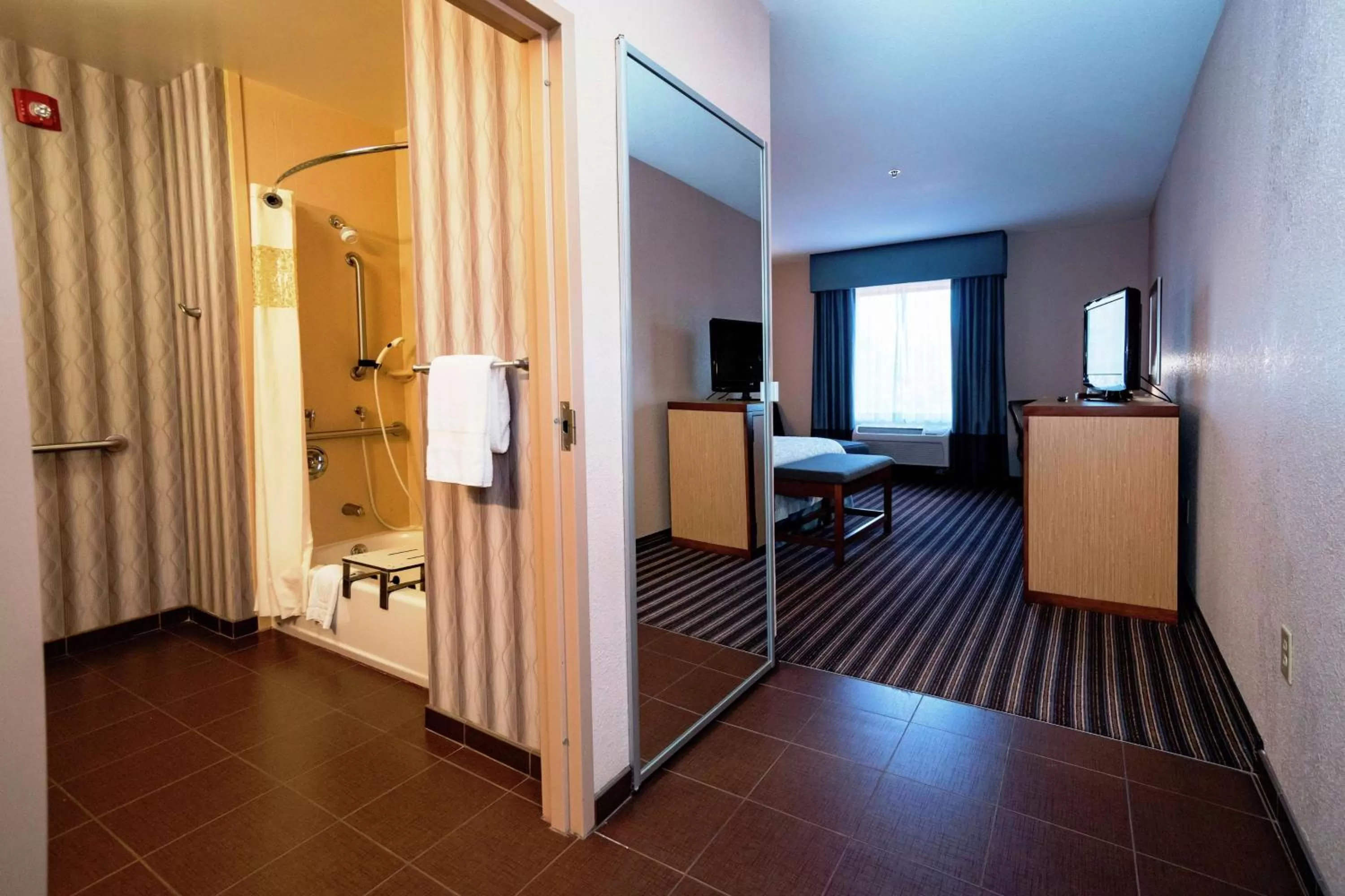 Bathroom, Bed in Hampton Inn Jackson/Flowood - Airport Area MS