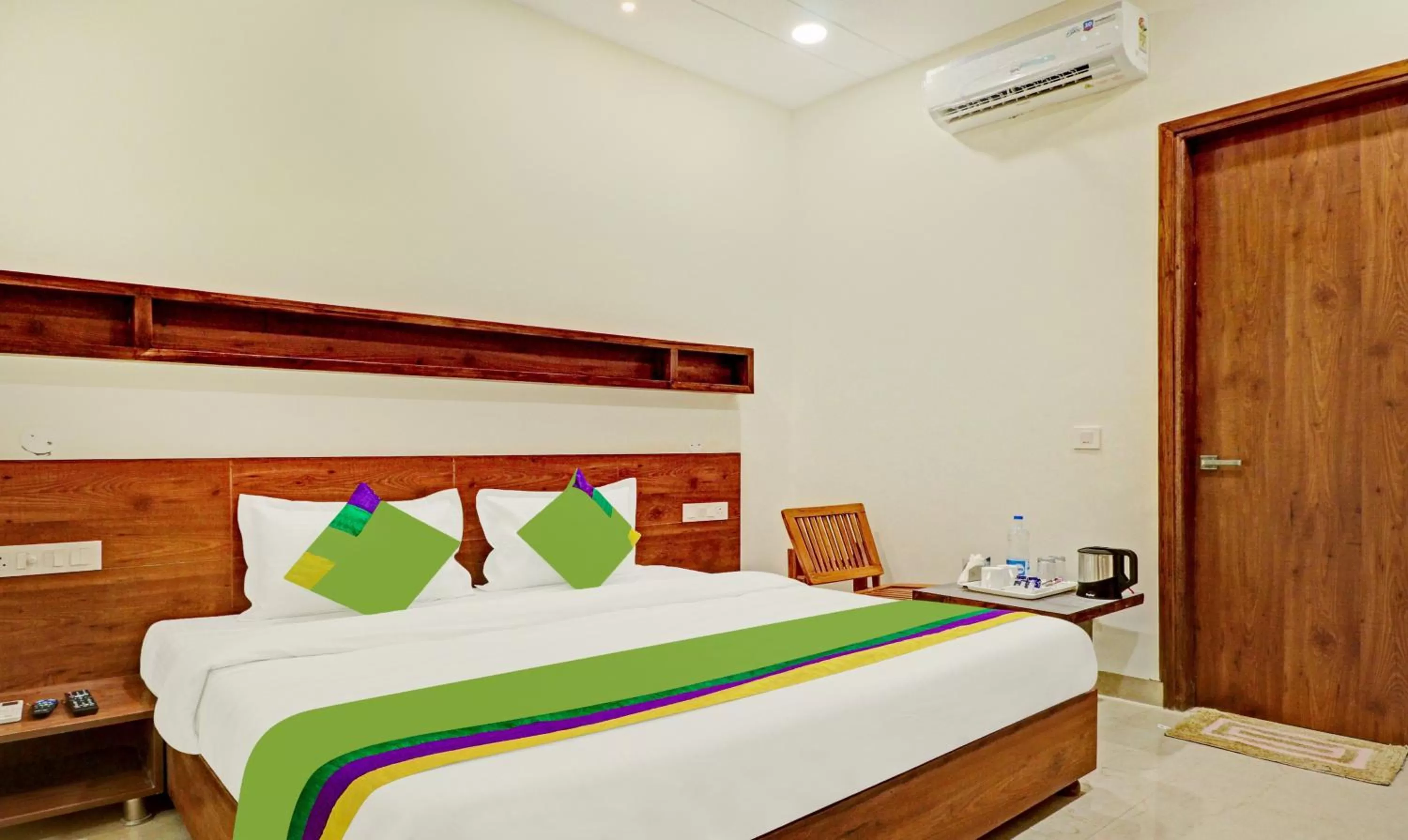 Bedroom, Bed in Treebo Delmont