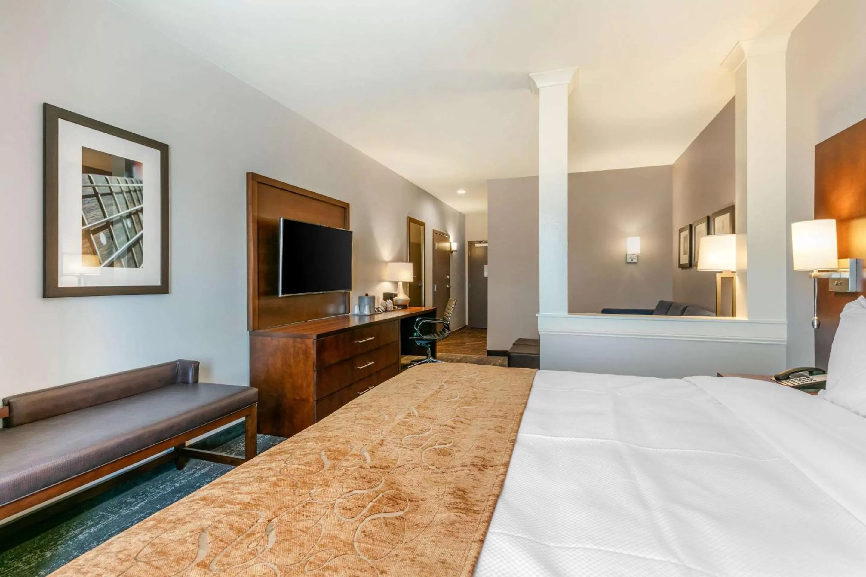 Photo of the whole room, Bed in Comfort Suites North Tupelo