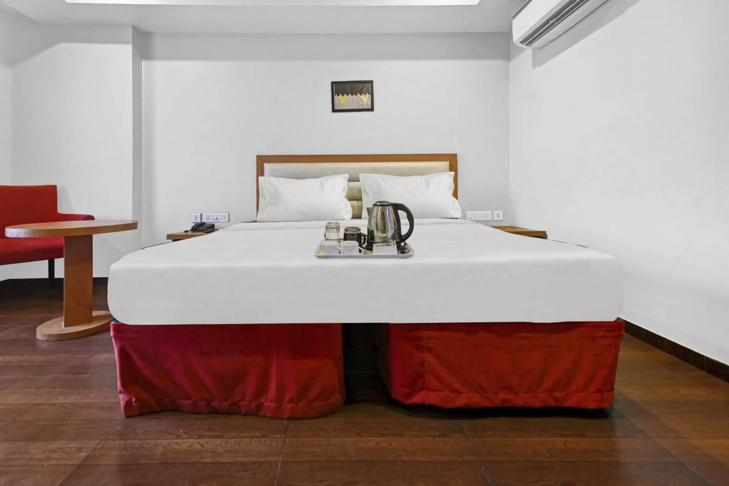 Bedroom, Bed in Super OYO Townhouse 132 Hotel The Grand