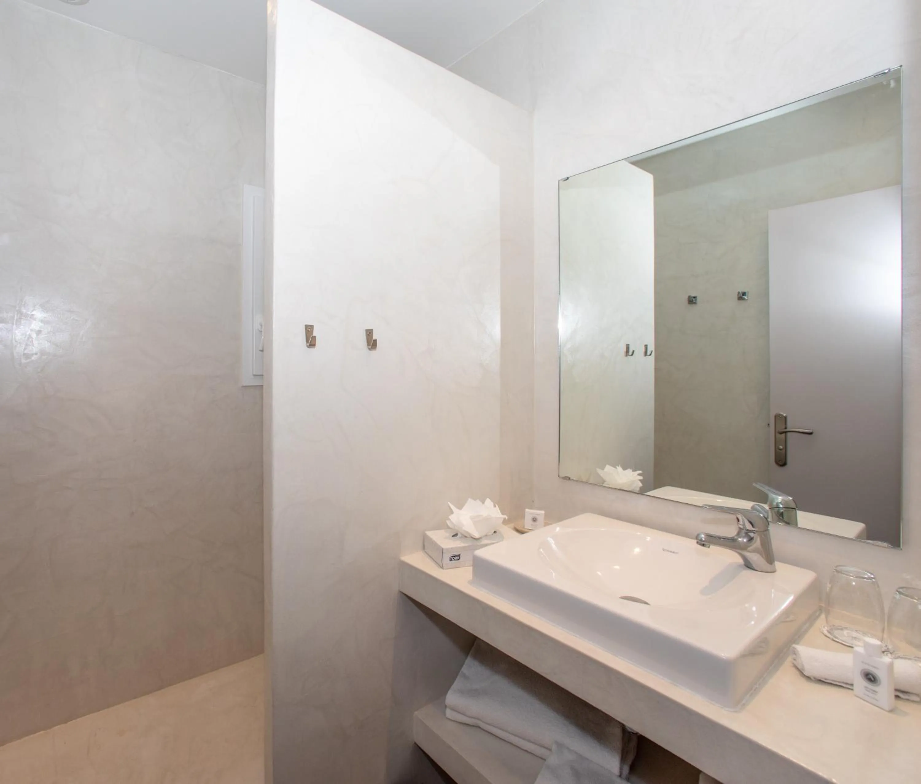 Bathroom in Hôtel Font Mourier