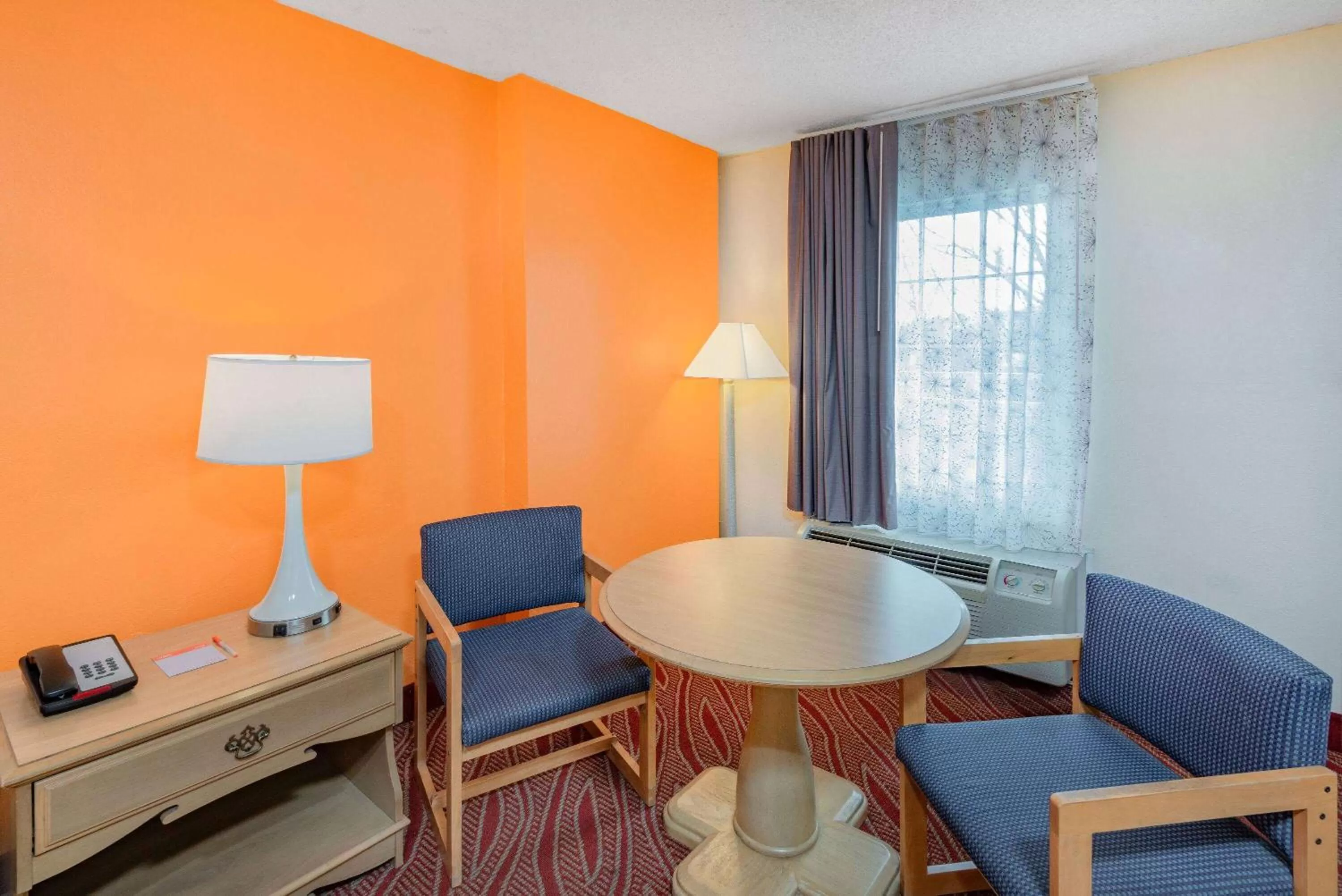 Photo of the whole room in Howard Johnson by Wyndham Staunton