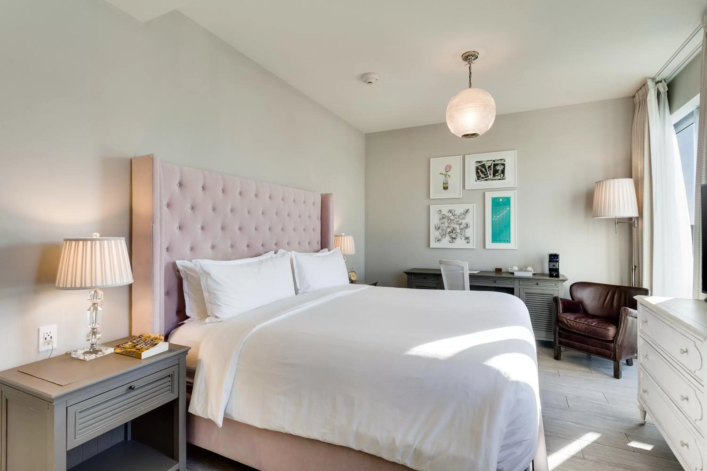 Photo of the whole room, Bed in The Plymouth South Beach