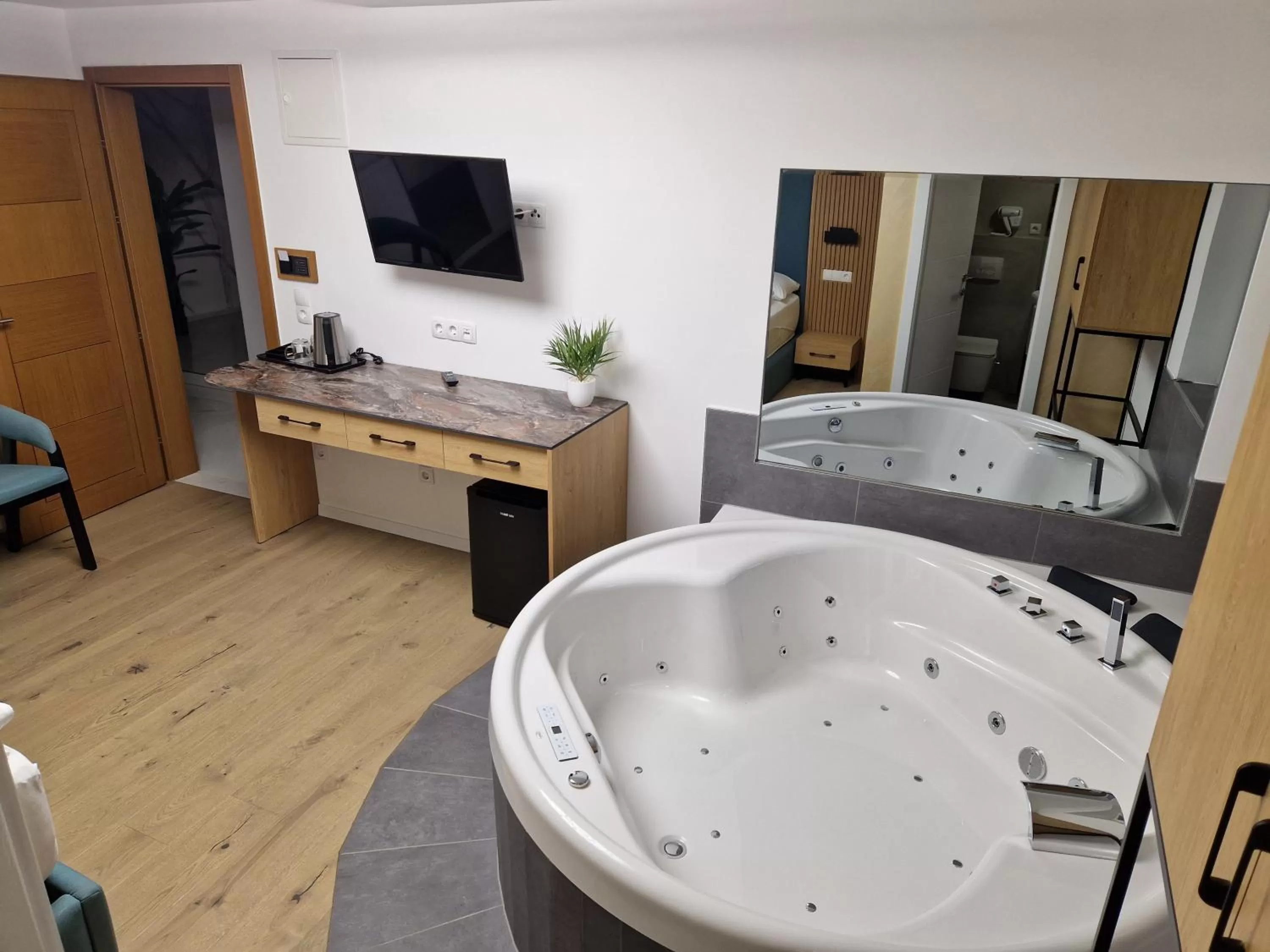 Hot Tub in Hotel Lottstetten