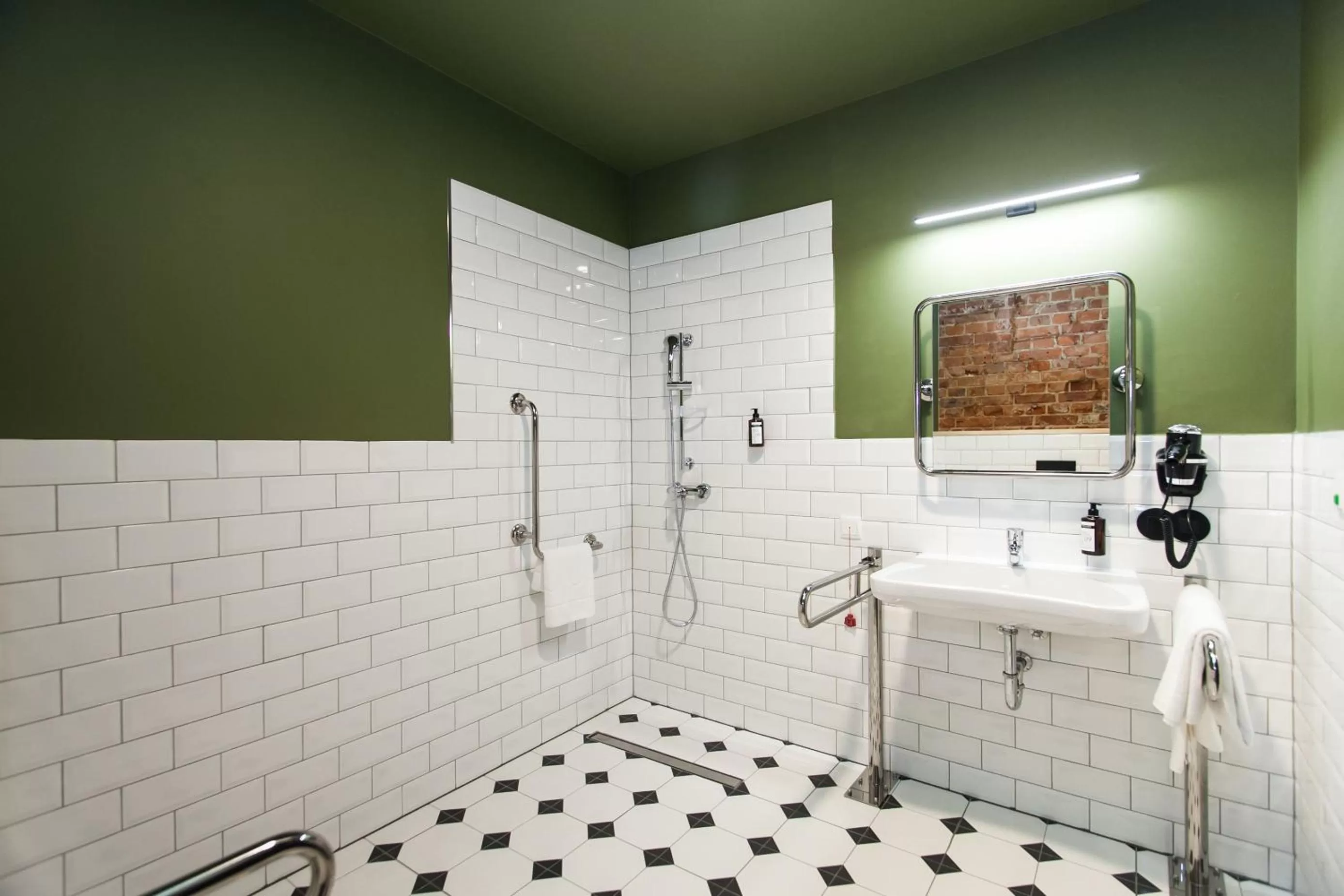 Shower in ARCHE Dwór Uphagena Gdańsk