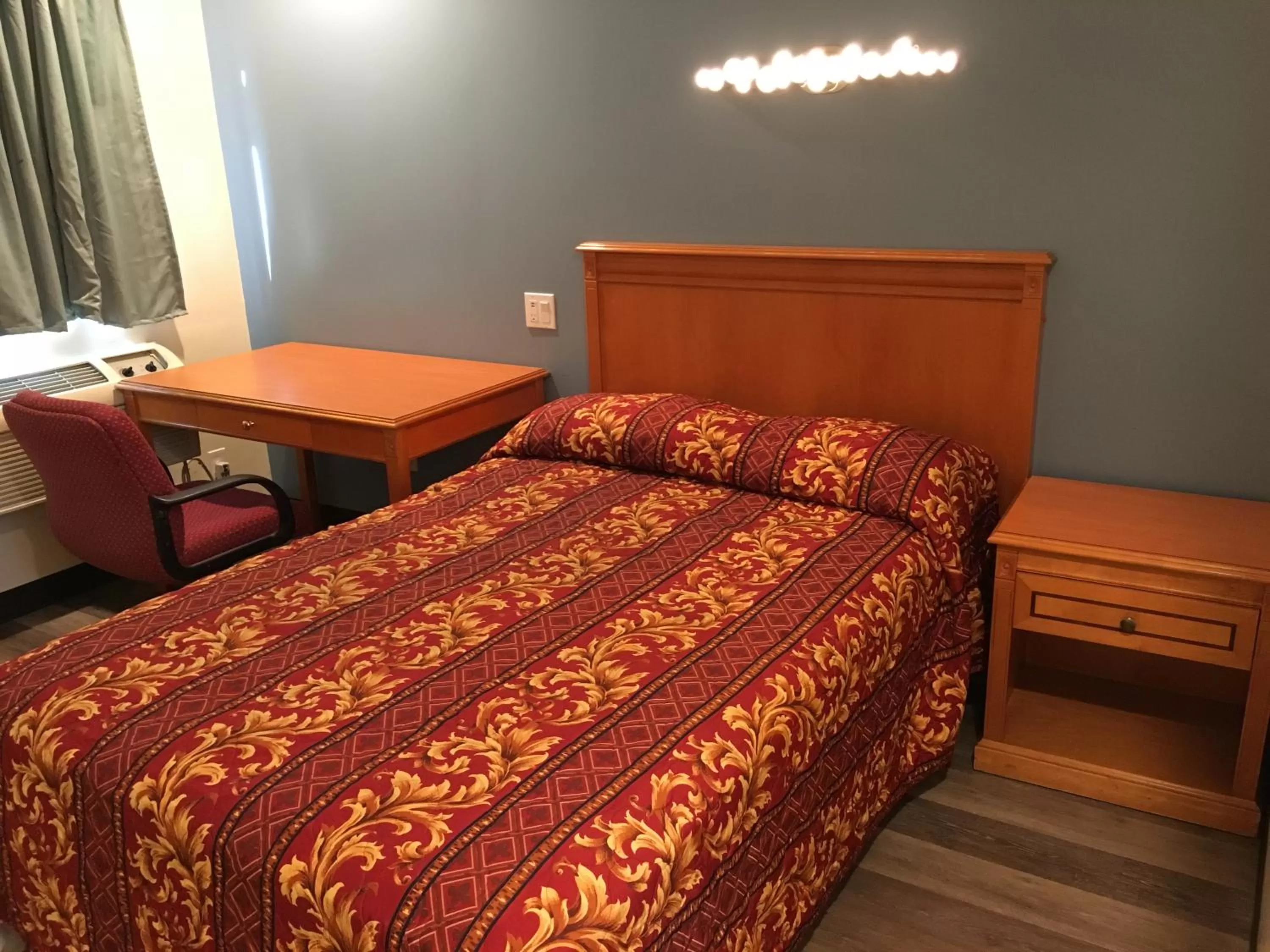 Photo of the whole room, Bed in Lincoln Park Motel