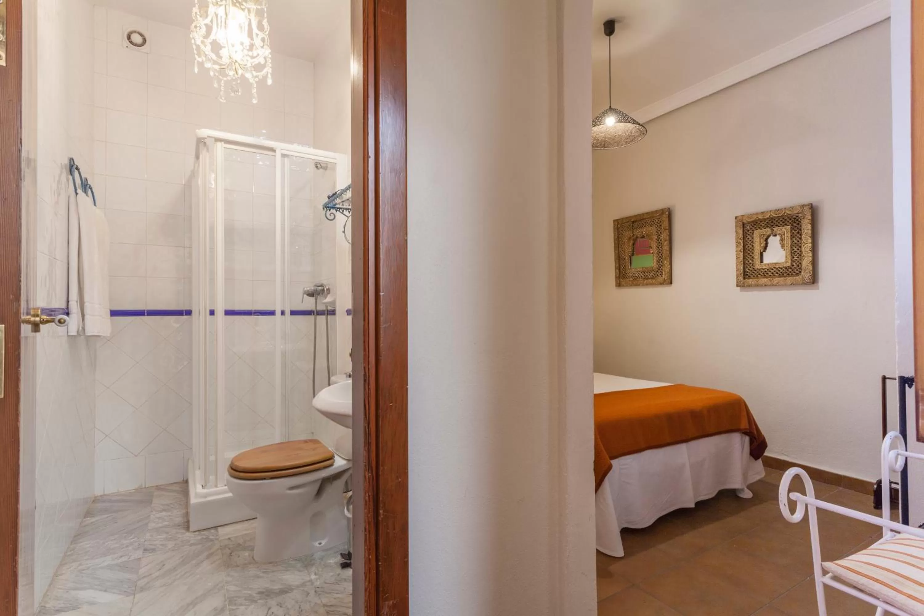 Shower, Bed in La Casa del Maestro Boutique