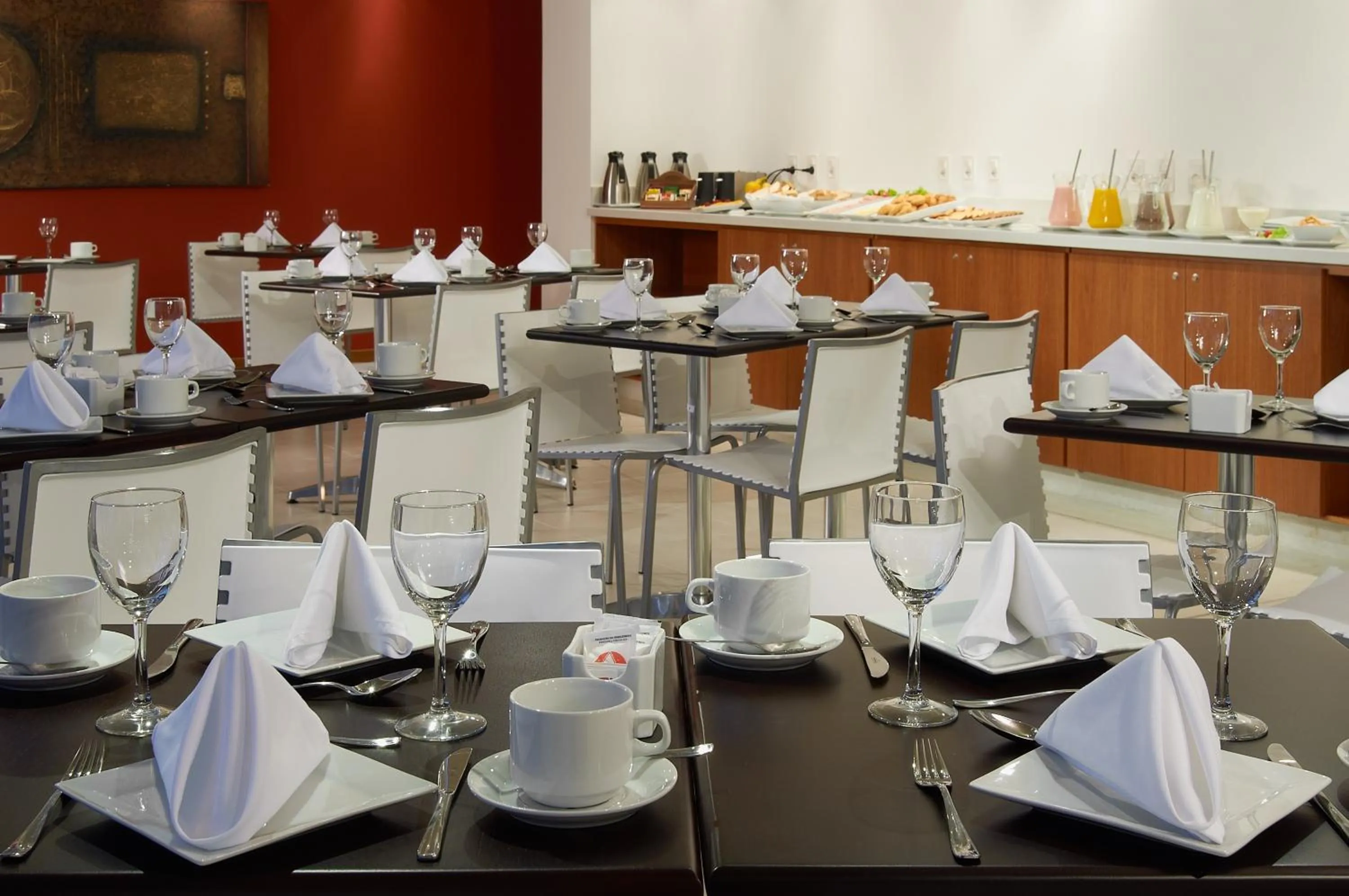 Restaurant/places to eat in Real Colonia Hotel & Suites