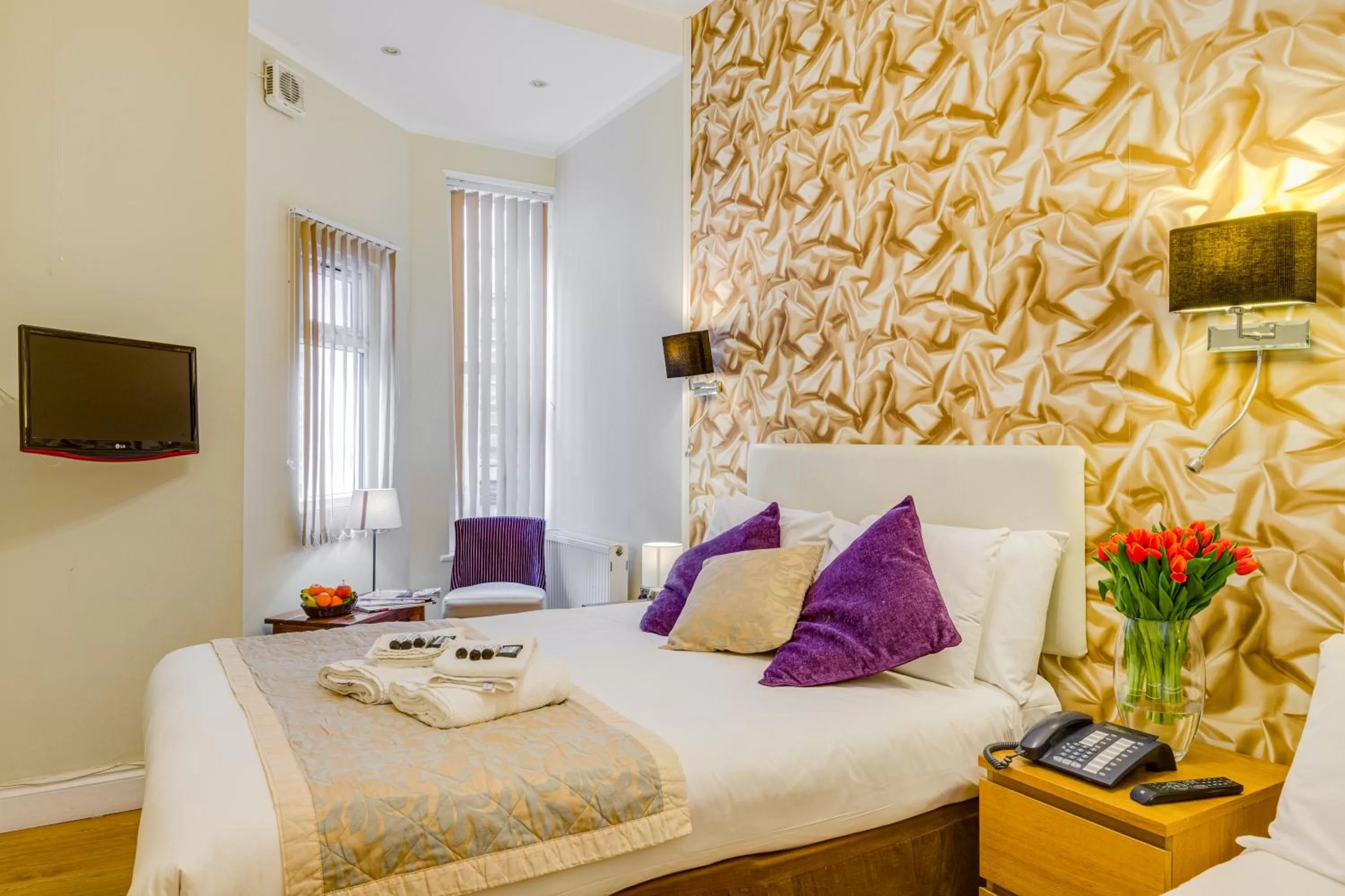 Bed in 1 Lexham Gardens Hotel