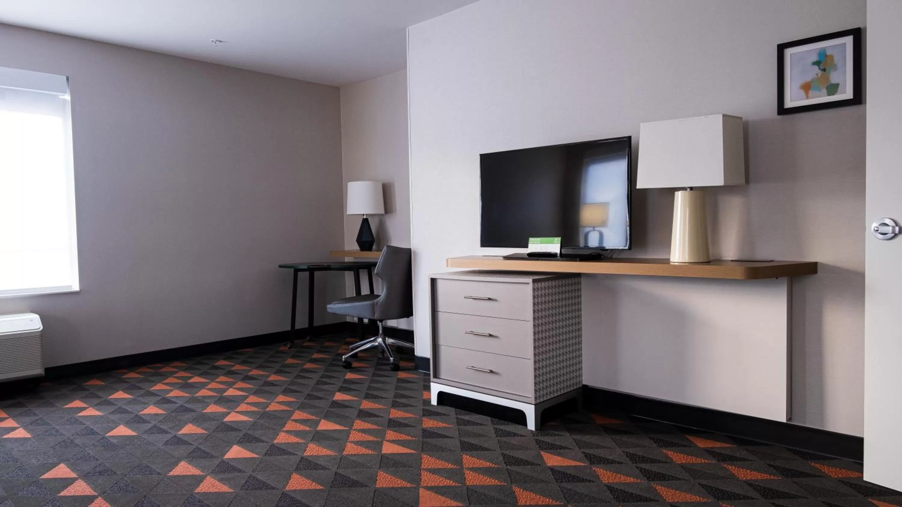 TV and multimedia in Holiday Inn & Suites Philadelphia W - Drexel Hill by IHG