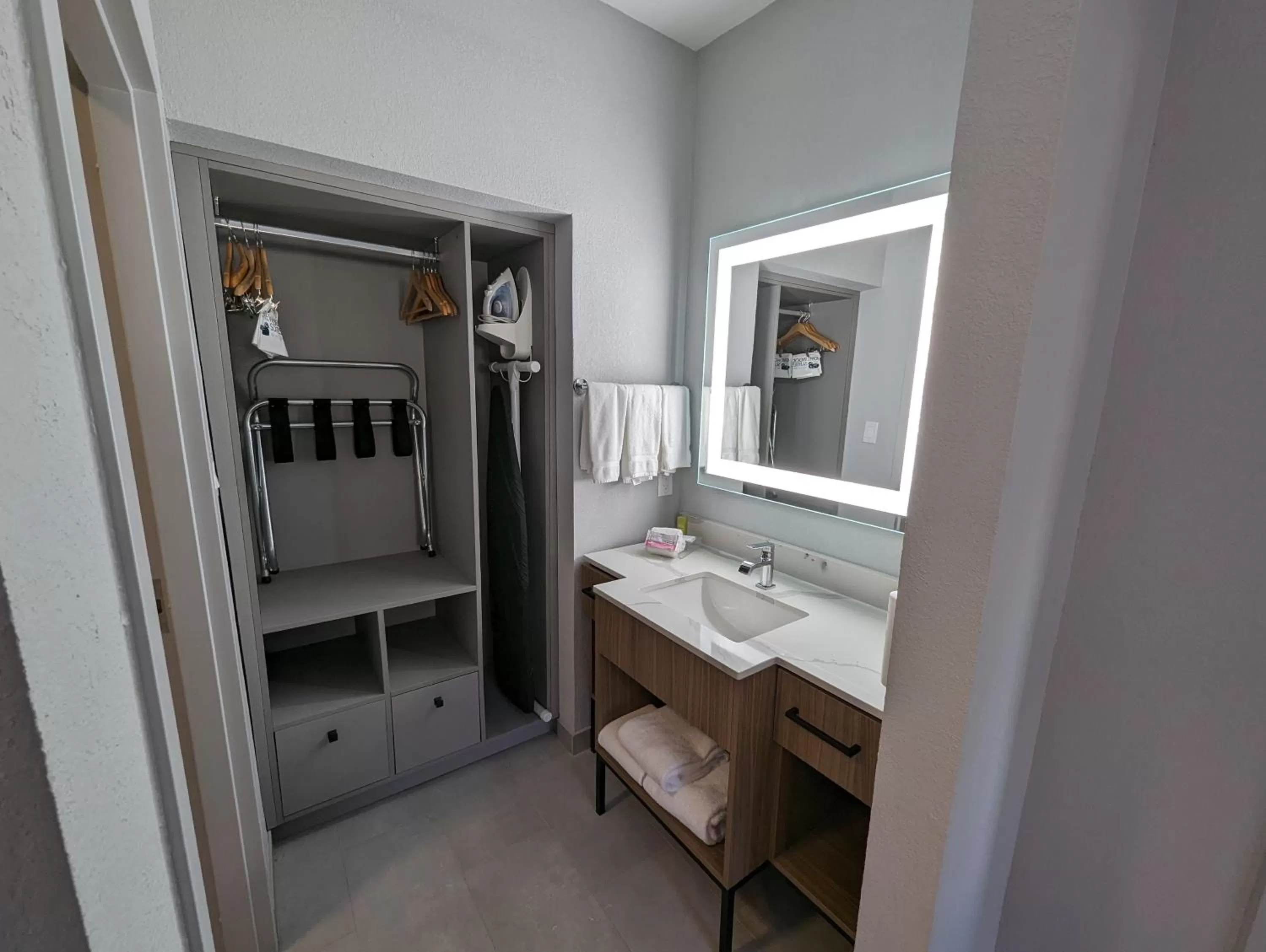 King Suite with Roll-In Shower - Disability Access in Homewood Suites Beaumont