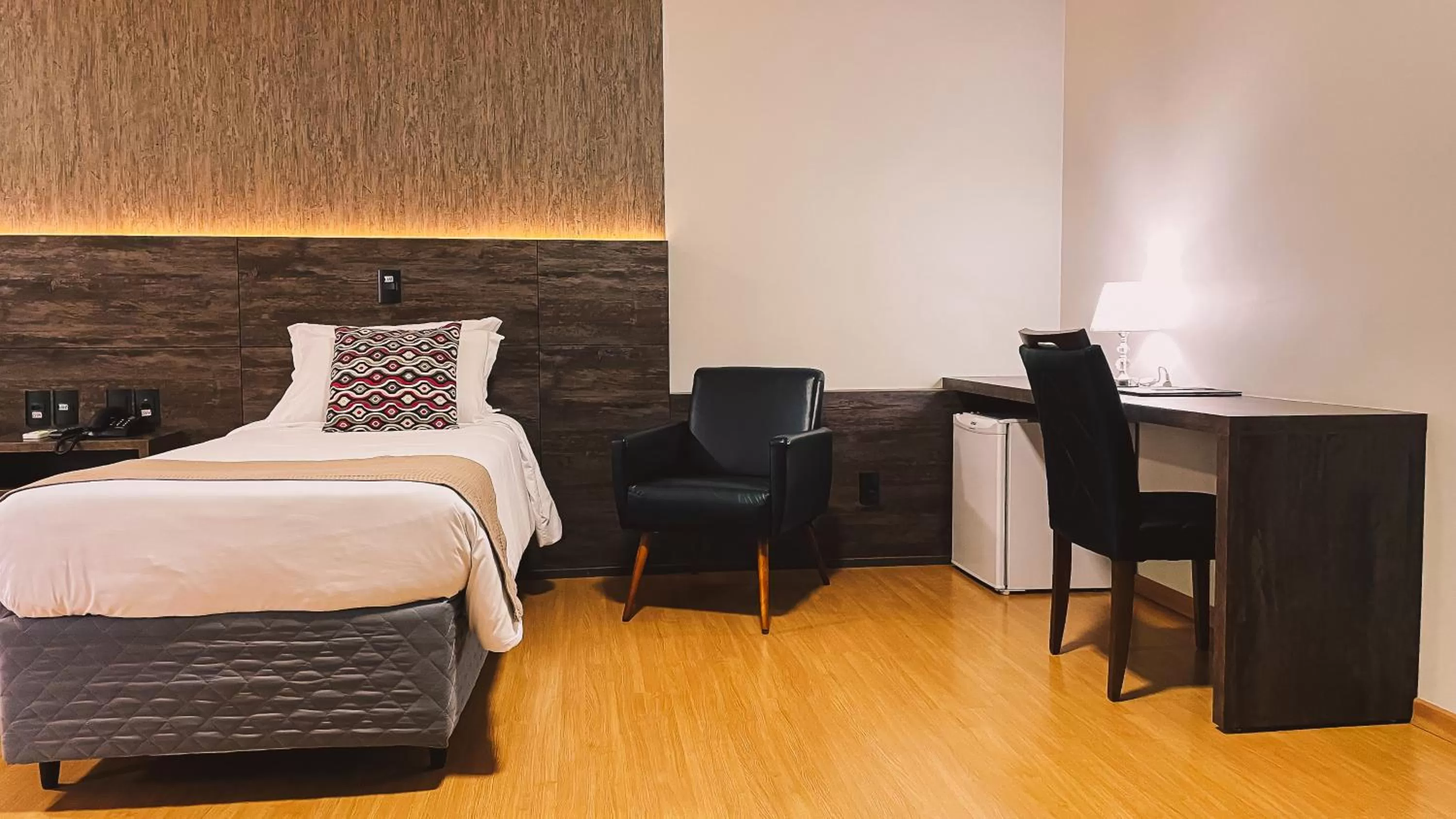 Dining area, Bed in Verde Vale Hotel