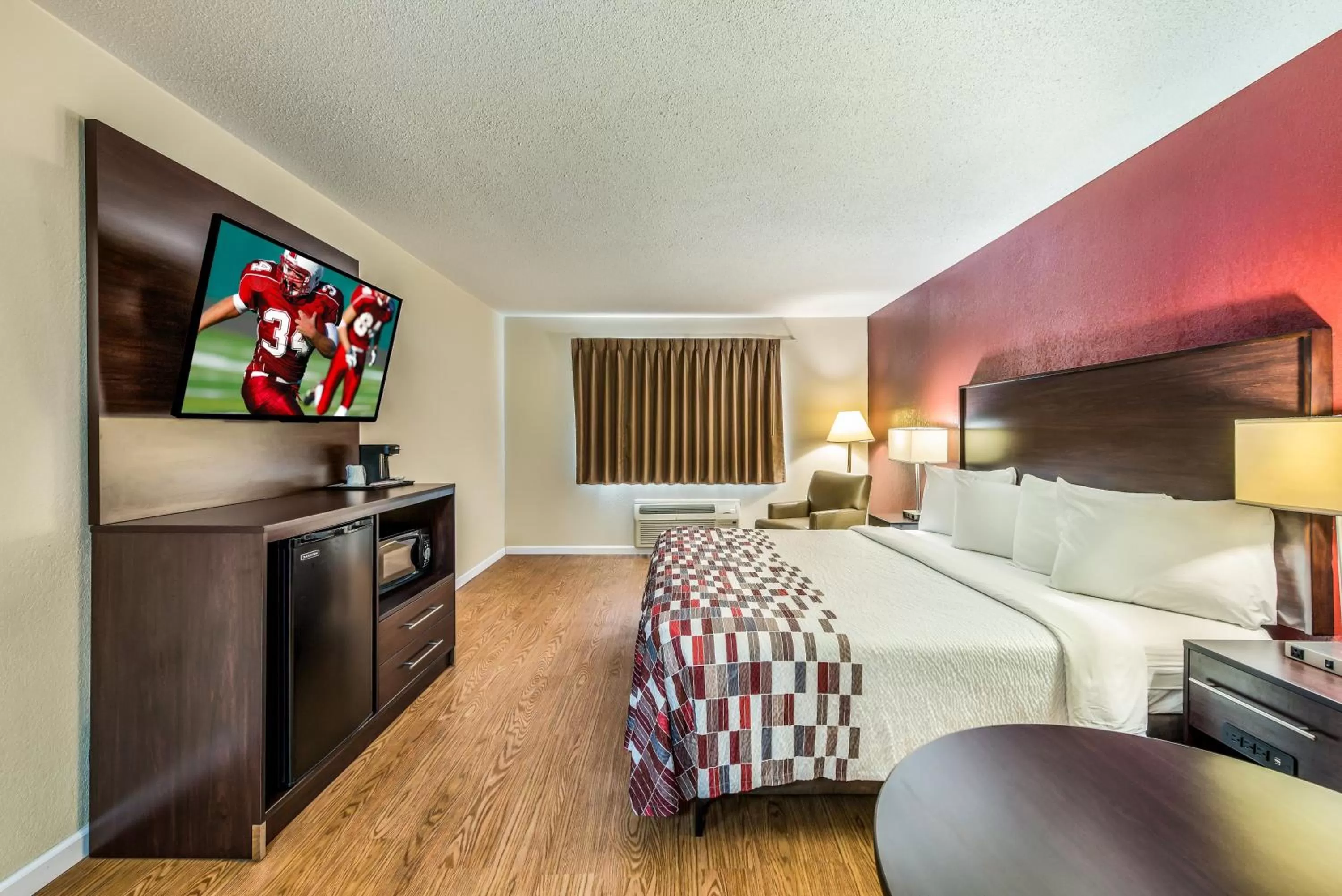 Photo of the whole room, Bed in Red Roof Inn & Suites Wapakoneta
