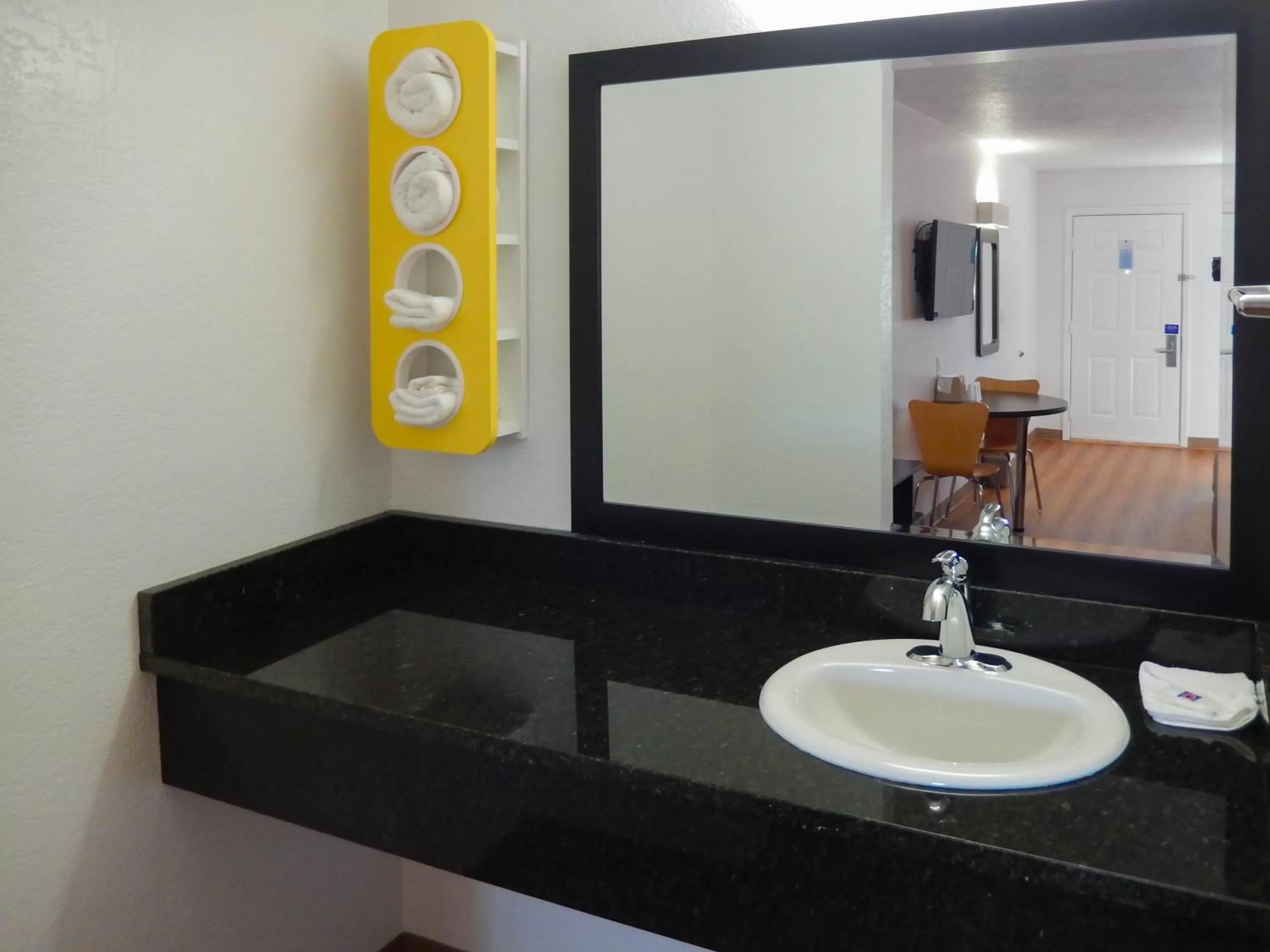 Property building in Motel 6-Moultrie, GA