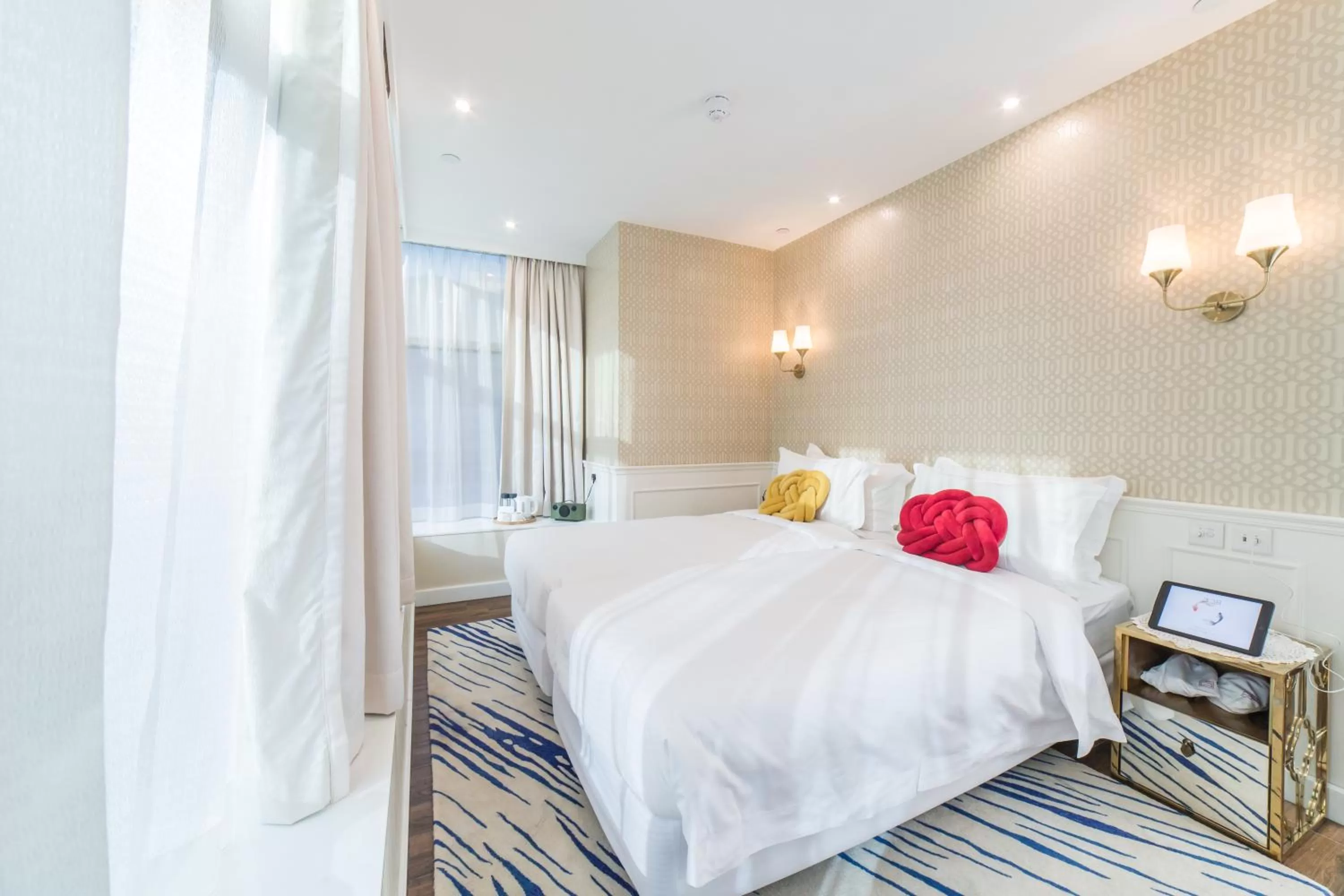 Bed in Tung Nam Lou Art Hotel