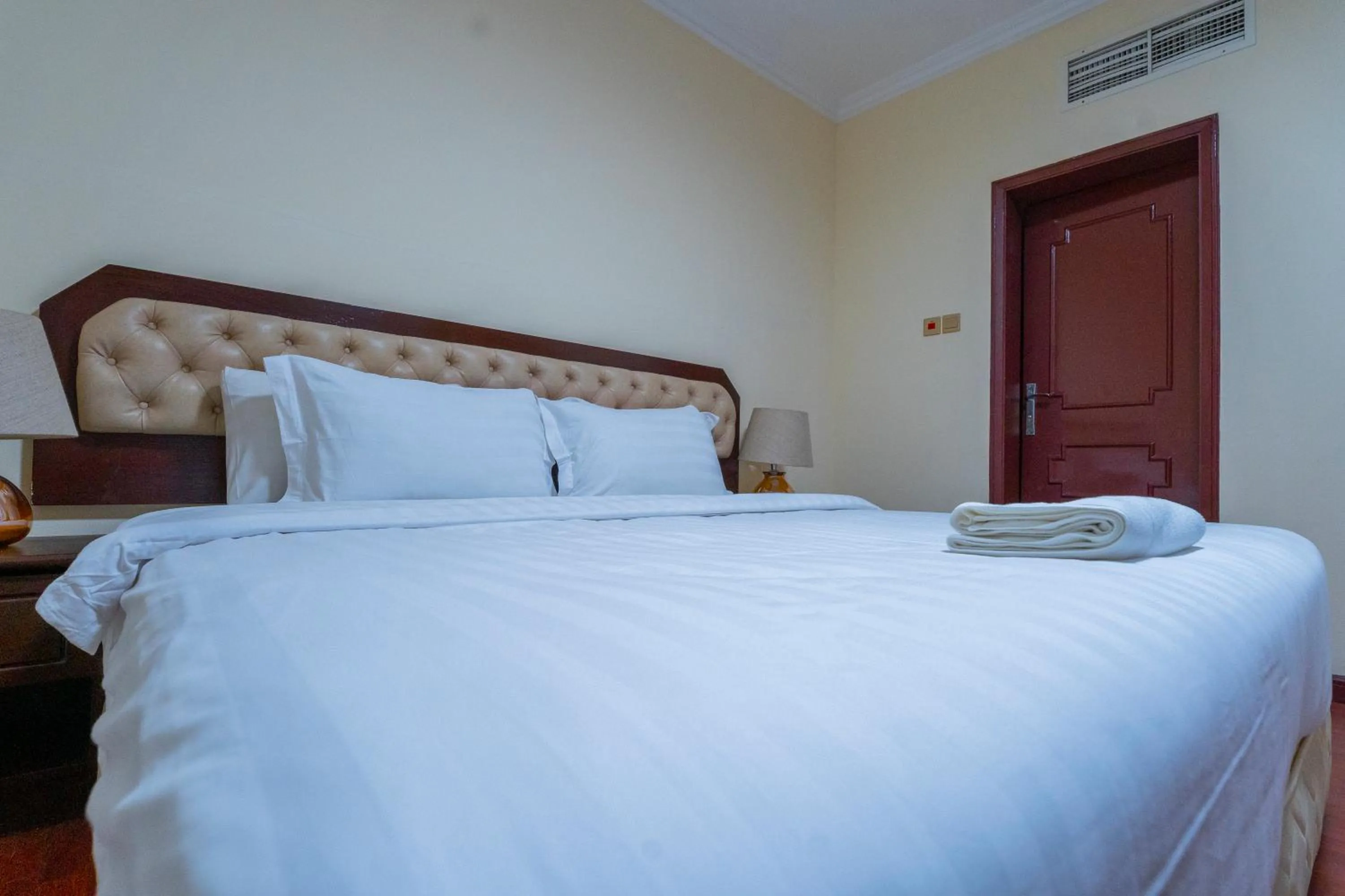 Bedroom, Bed in Majestic Hotel