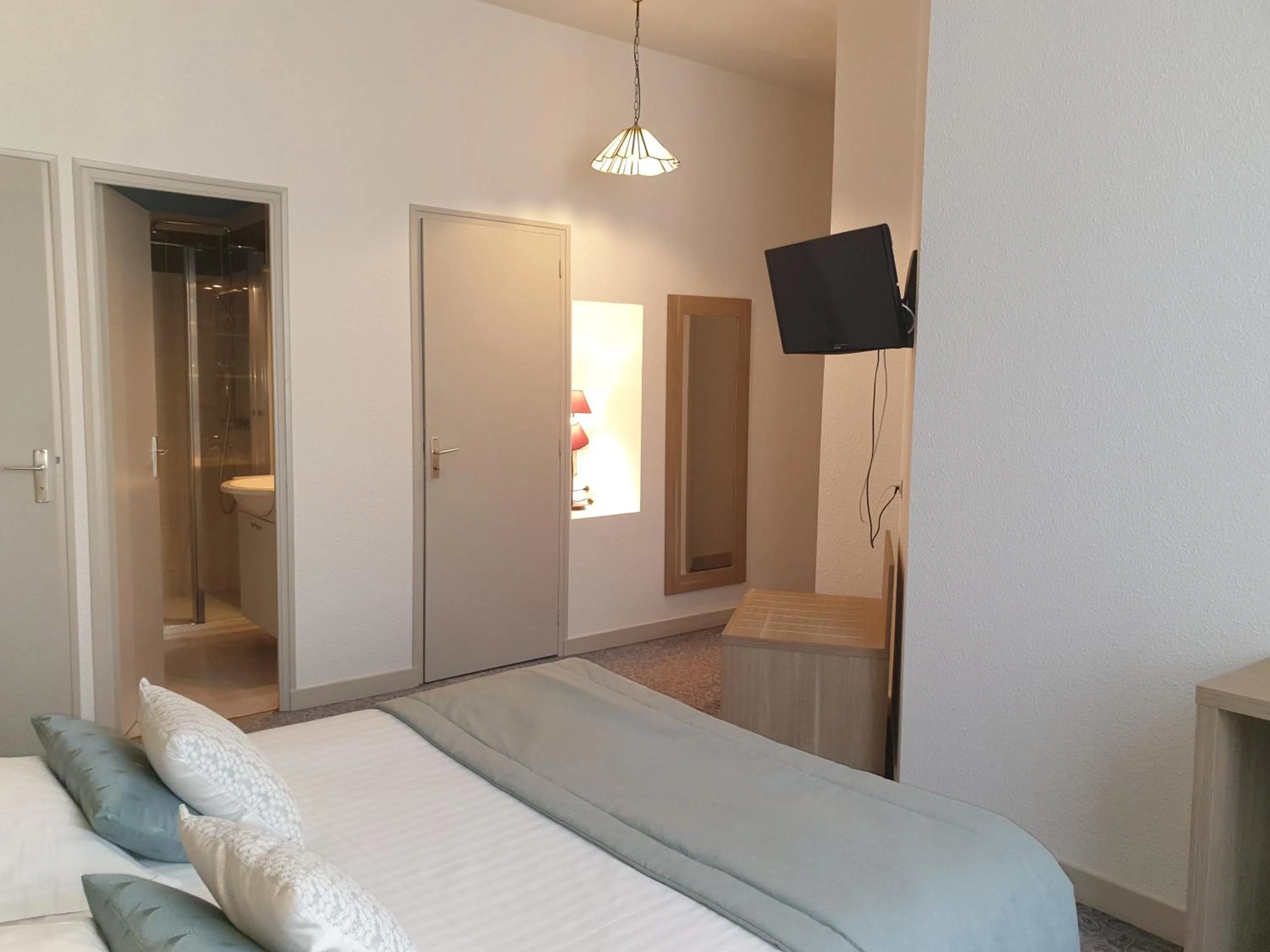 Photo of the whole room, Bed in Hôtel Le Rohan Charme et Caractère