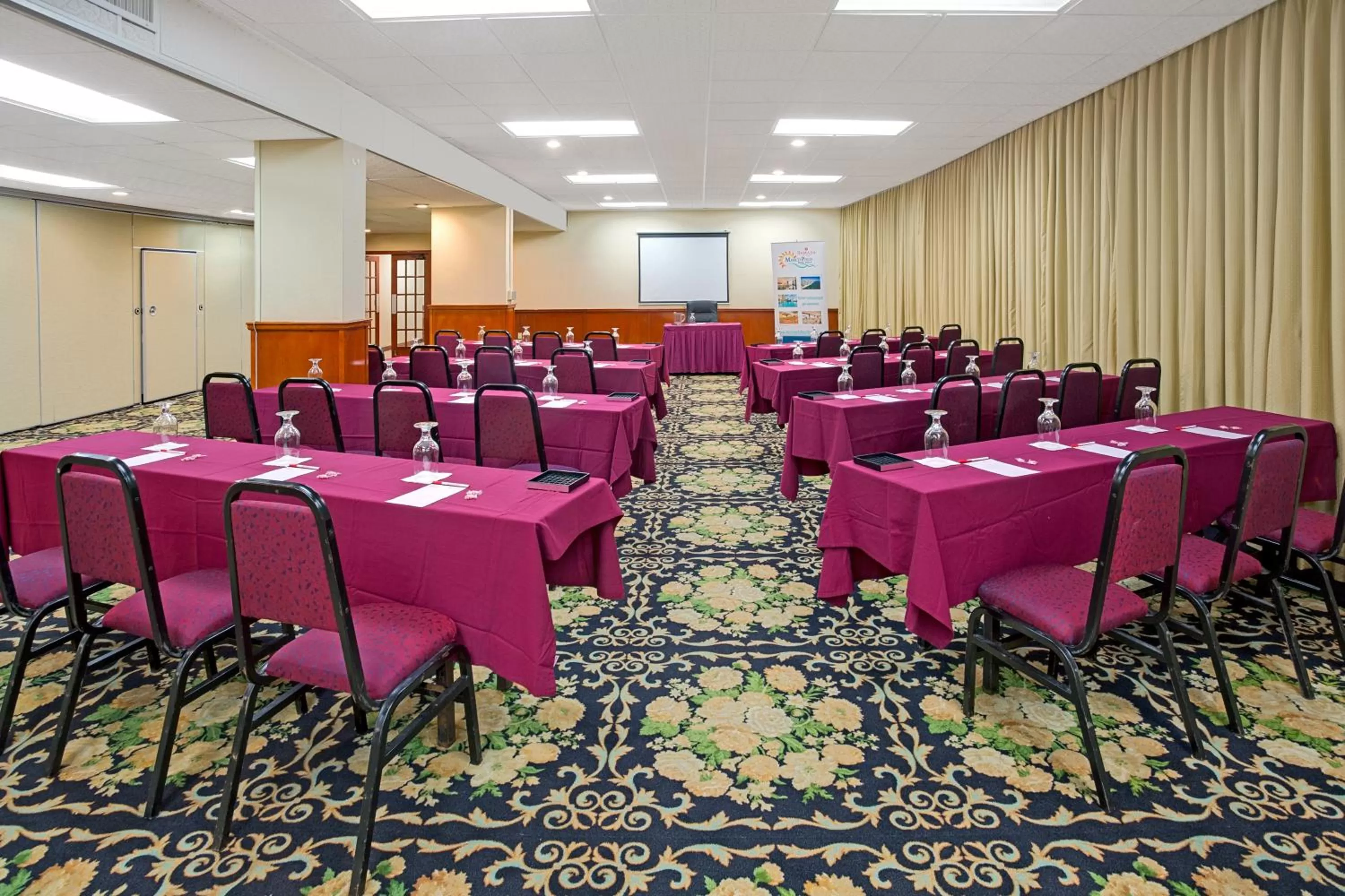 Business facilities in Ramada Plaza by Wyndham Marco Polo Beach Resort