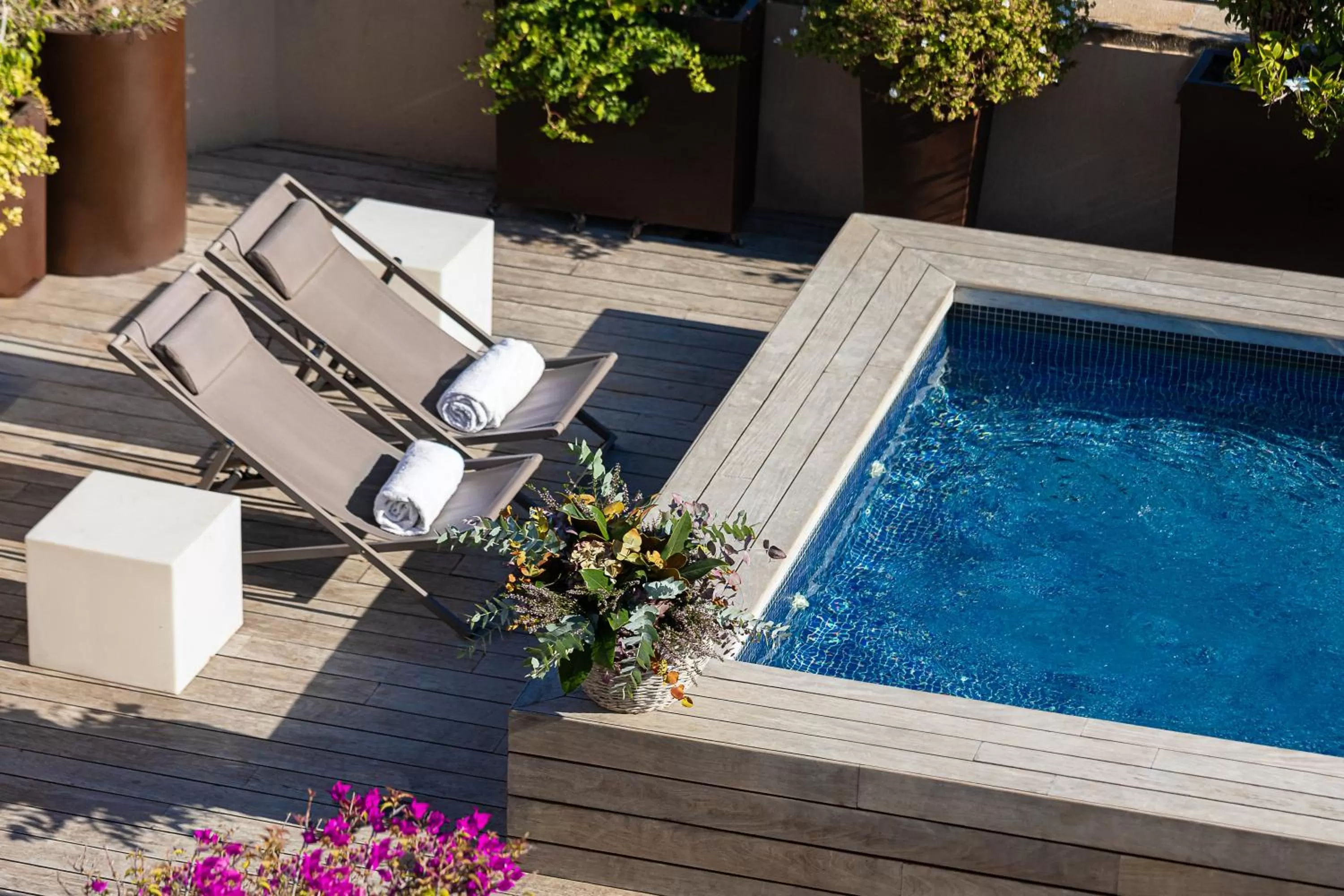 Swimming pool in Duquesa Suites Landmark Hotel by Grup Duquessa