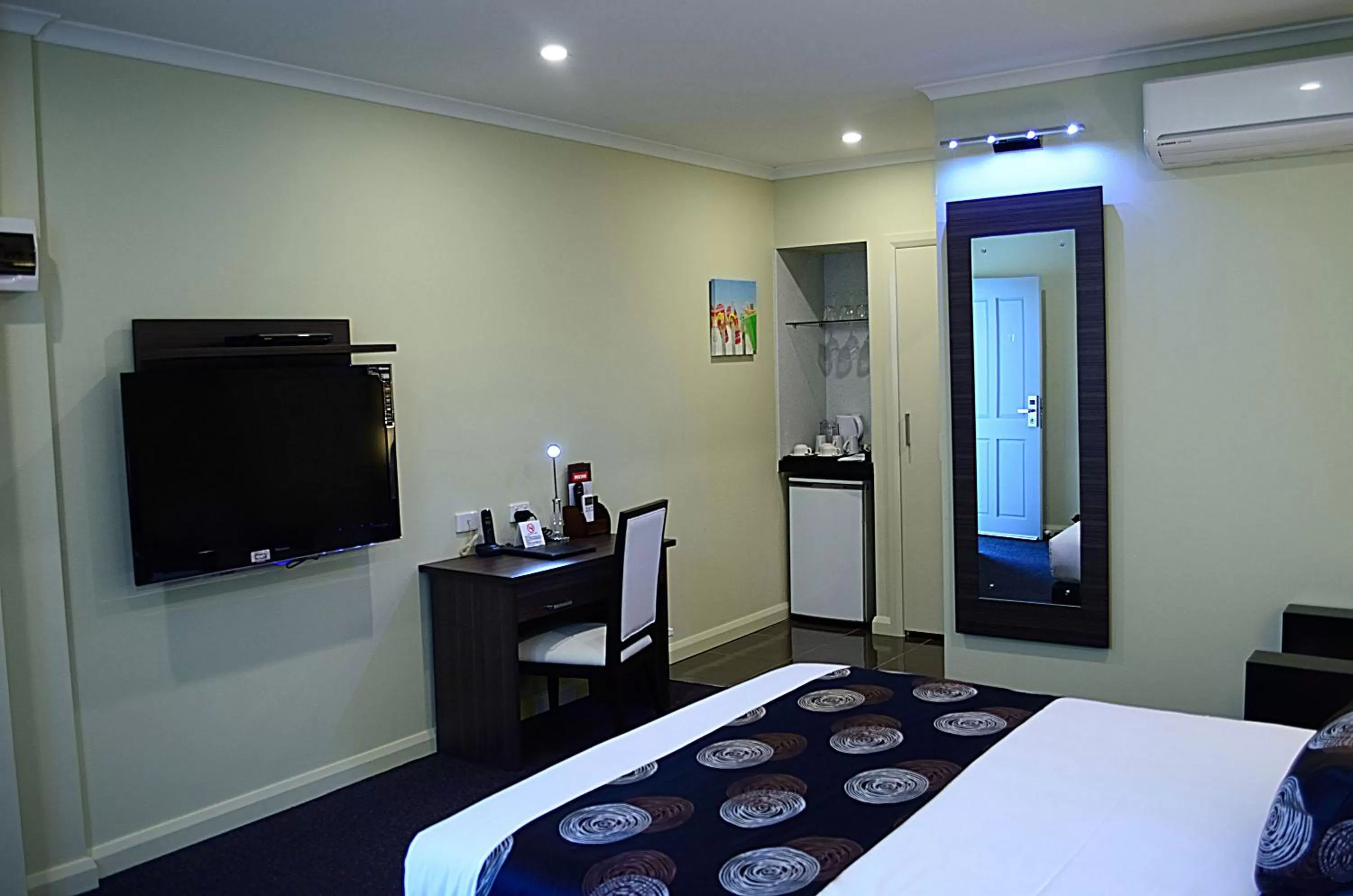 Bedroom, Bed in Park Squire Motor Inn & Serviced Apartments