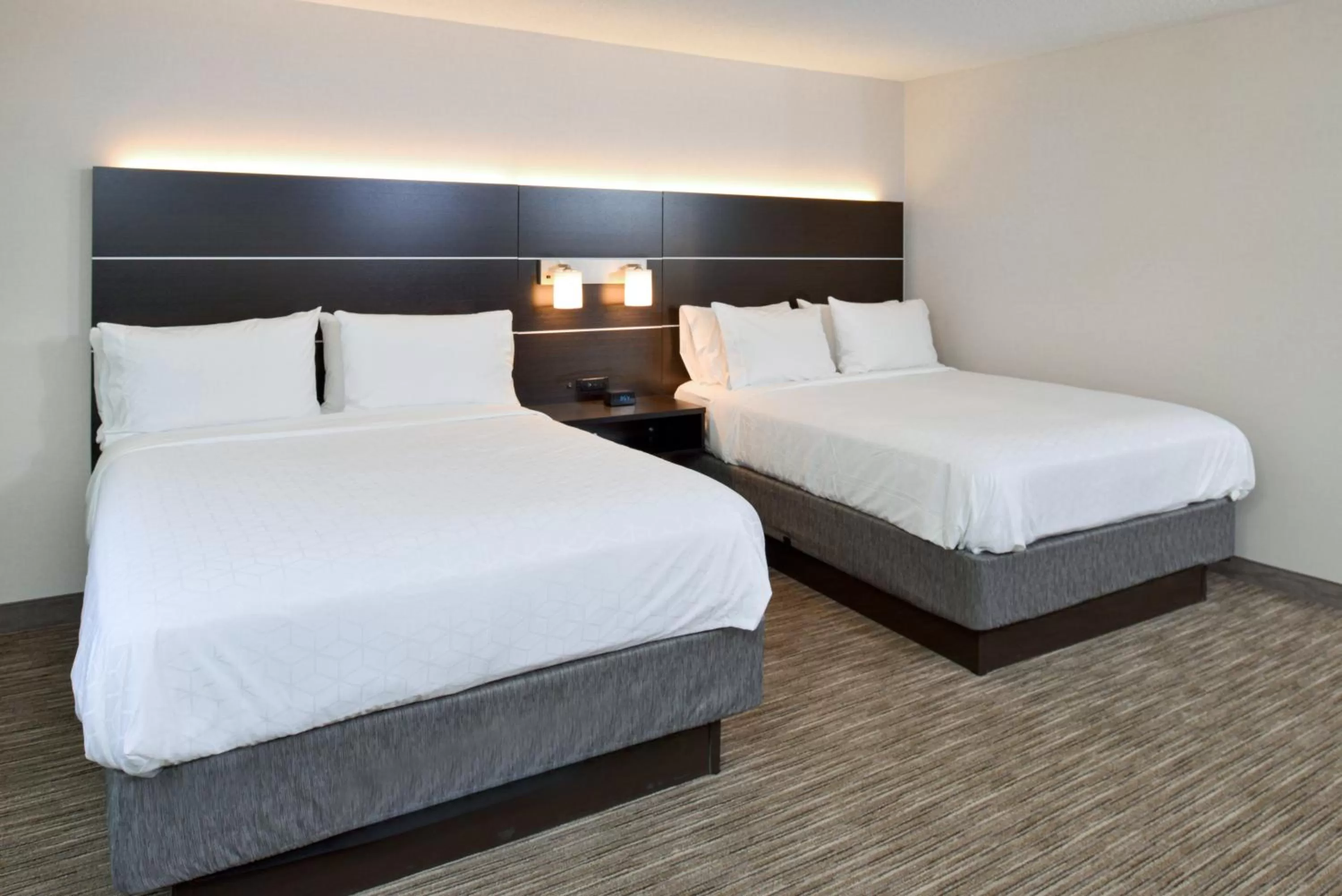 Photo of the whole room, Bed in Holiday Inn Express Wixom by IHG