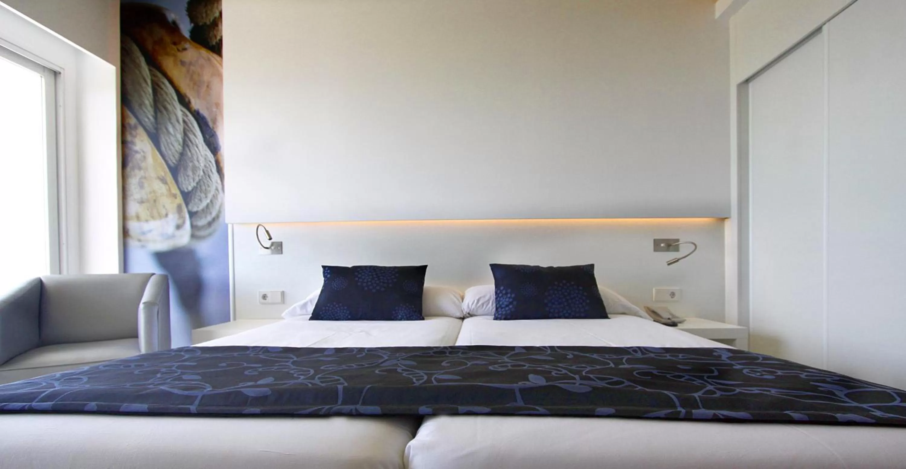 Photo of the whole room, Bed in BG Java