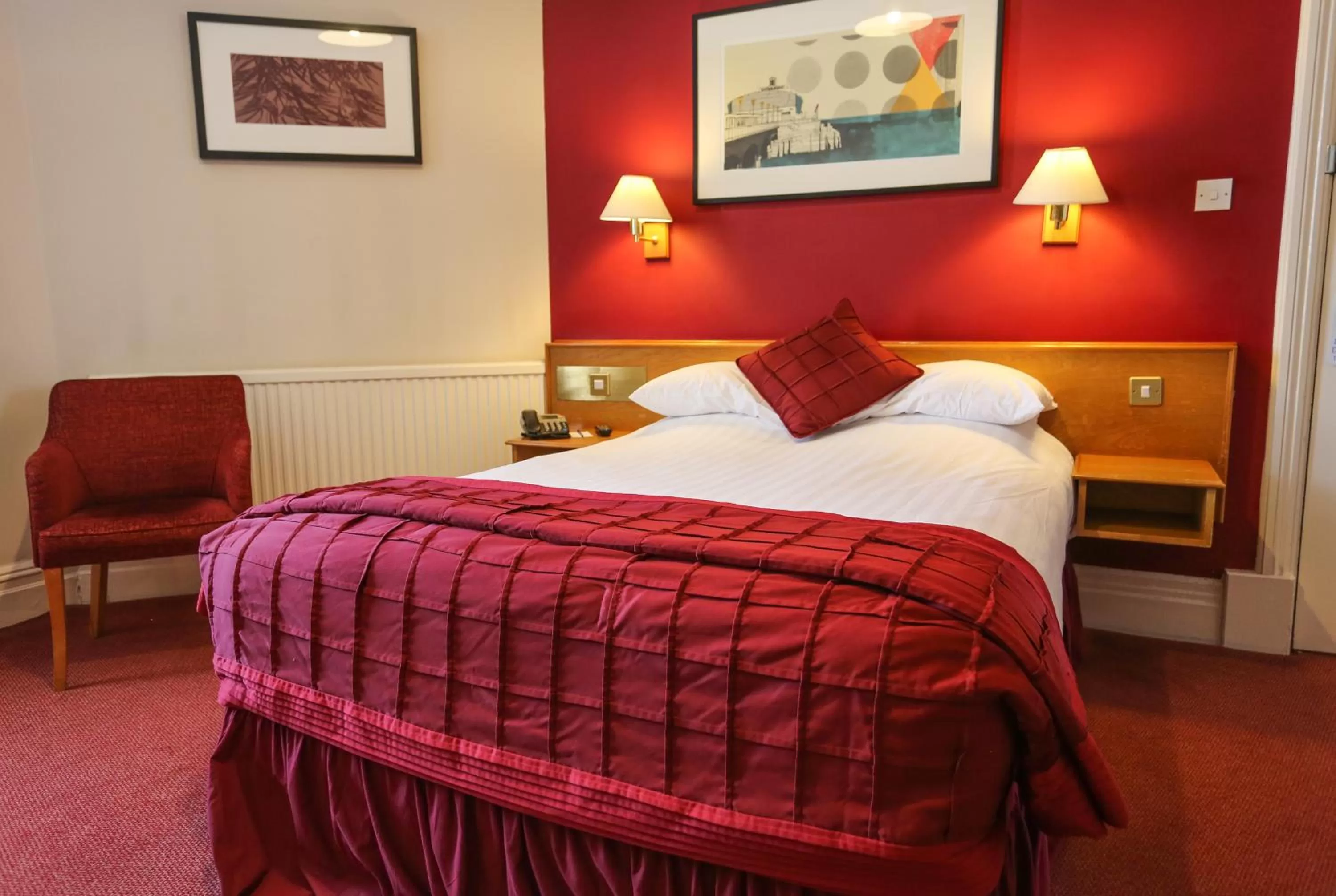 Photo of the whole room, Bed in Royal Exeter Hotel