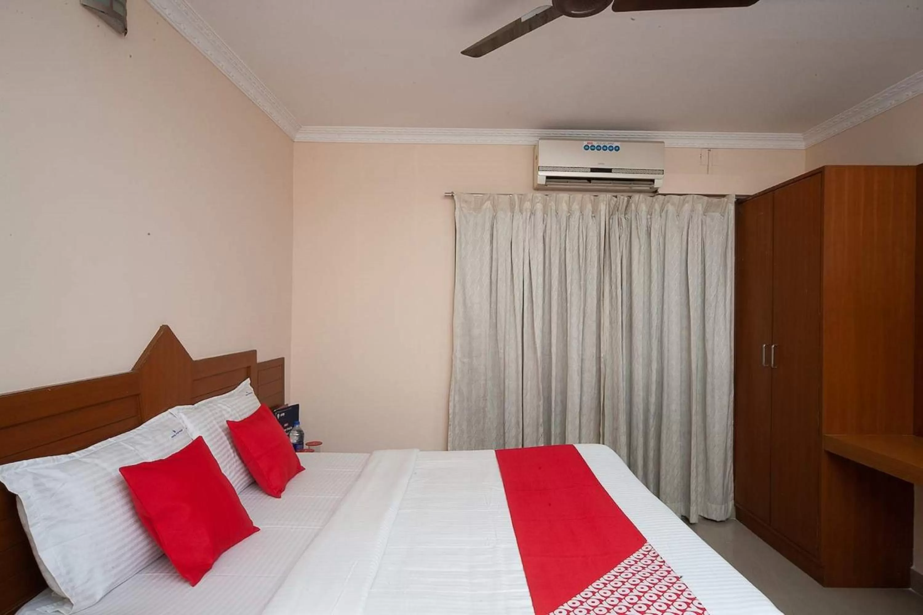 Bed in Silver Cloud Hotel Sholinganallur