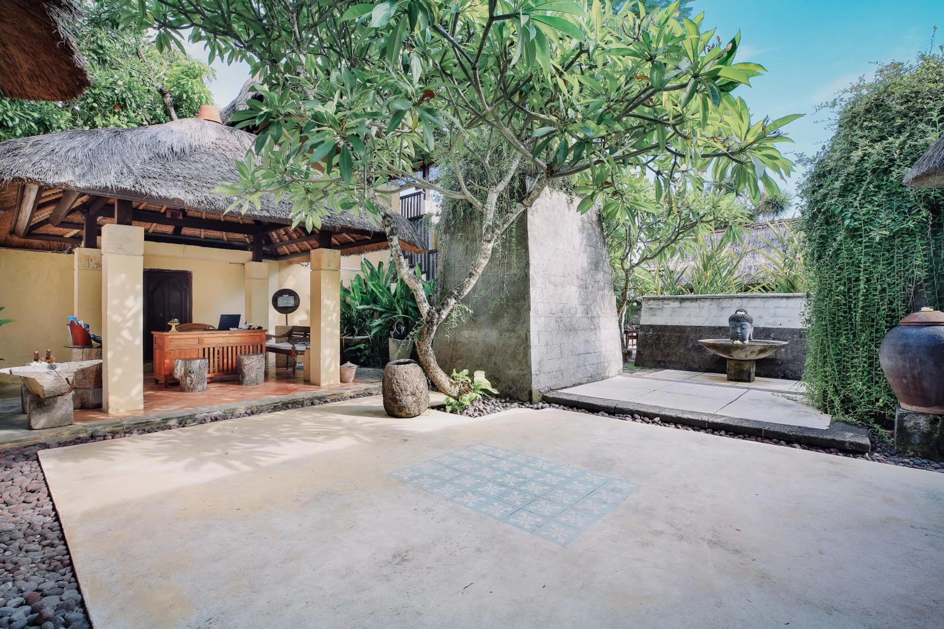 Facade/entrance in Visakha Sanur by Puri Signatures